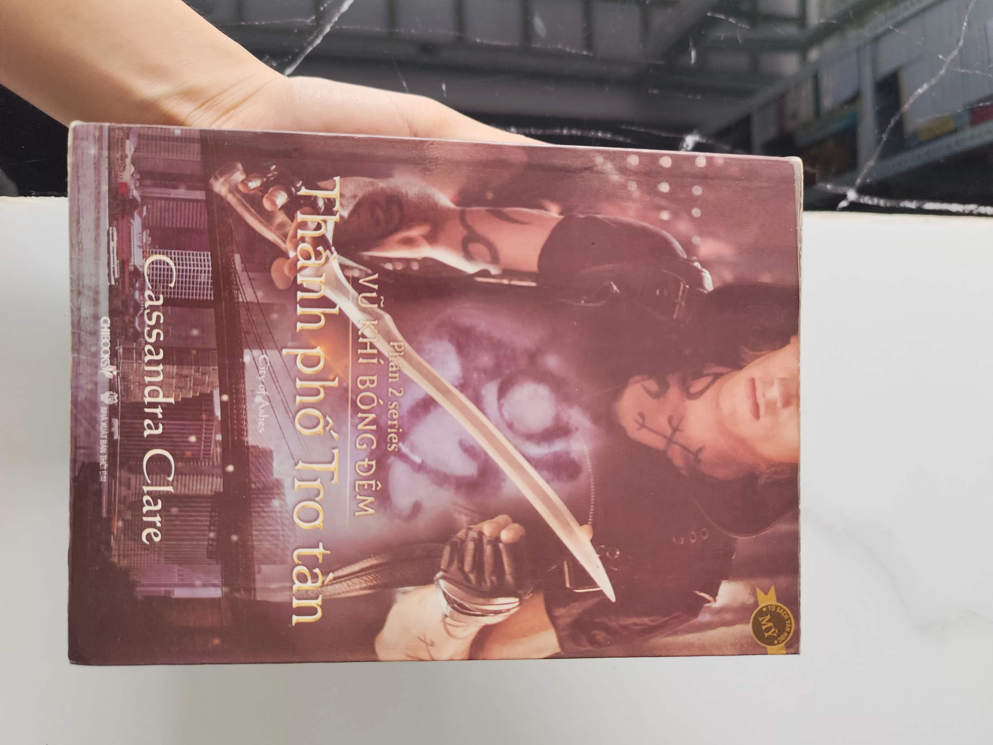 Thành phố trơ tàn- phần 2 series Vũ khí bóng đêm