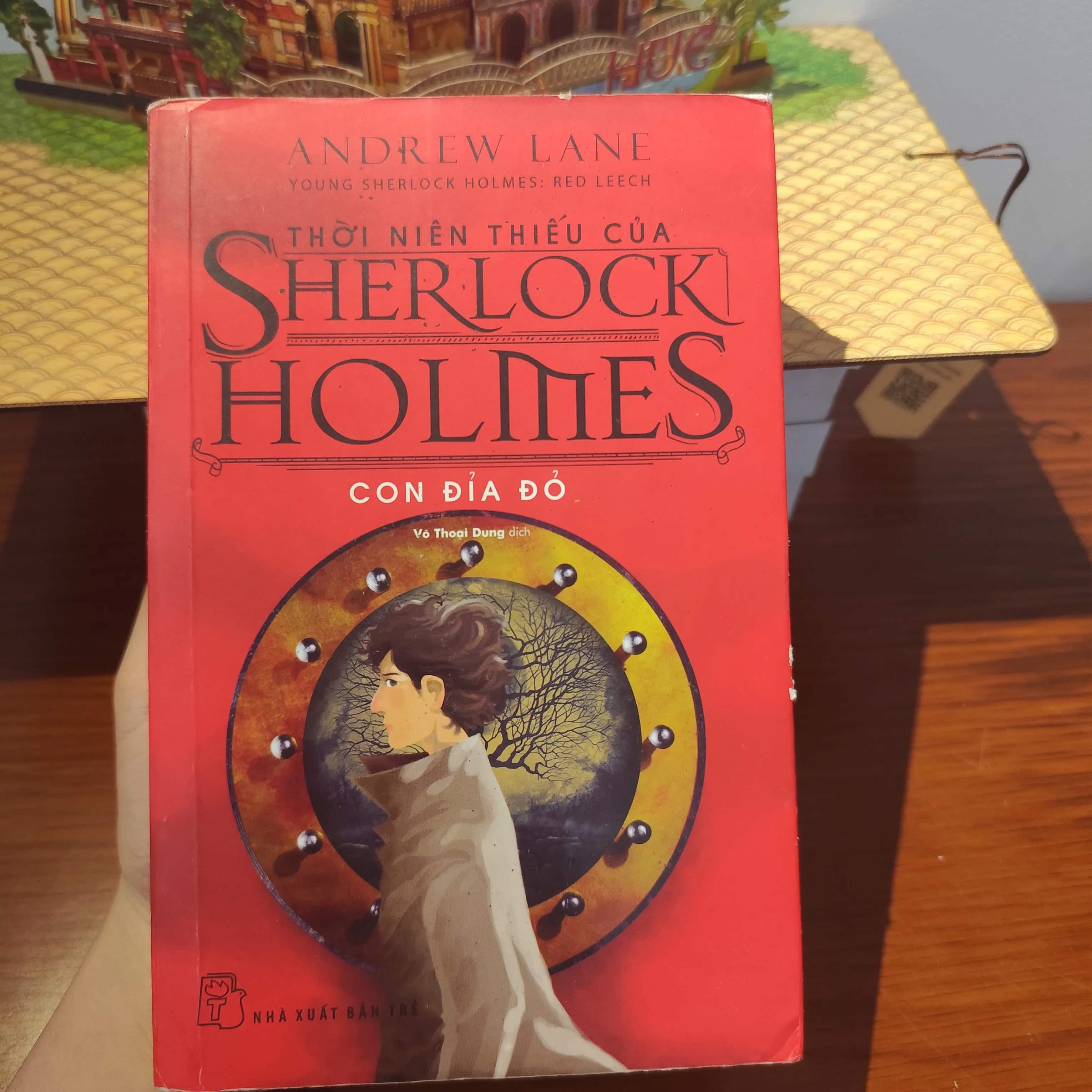 Thời niên thiếu của SHERLOCK HOLMES- Con đỉa đỏ