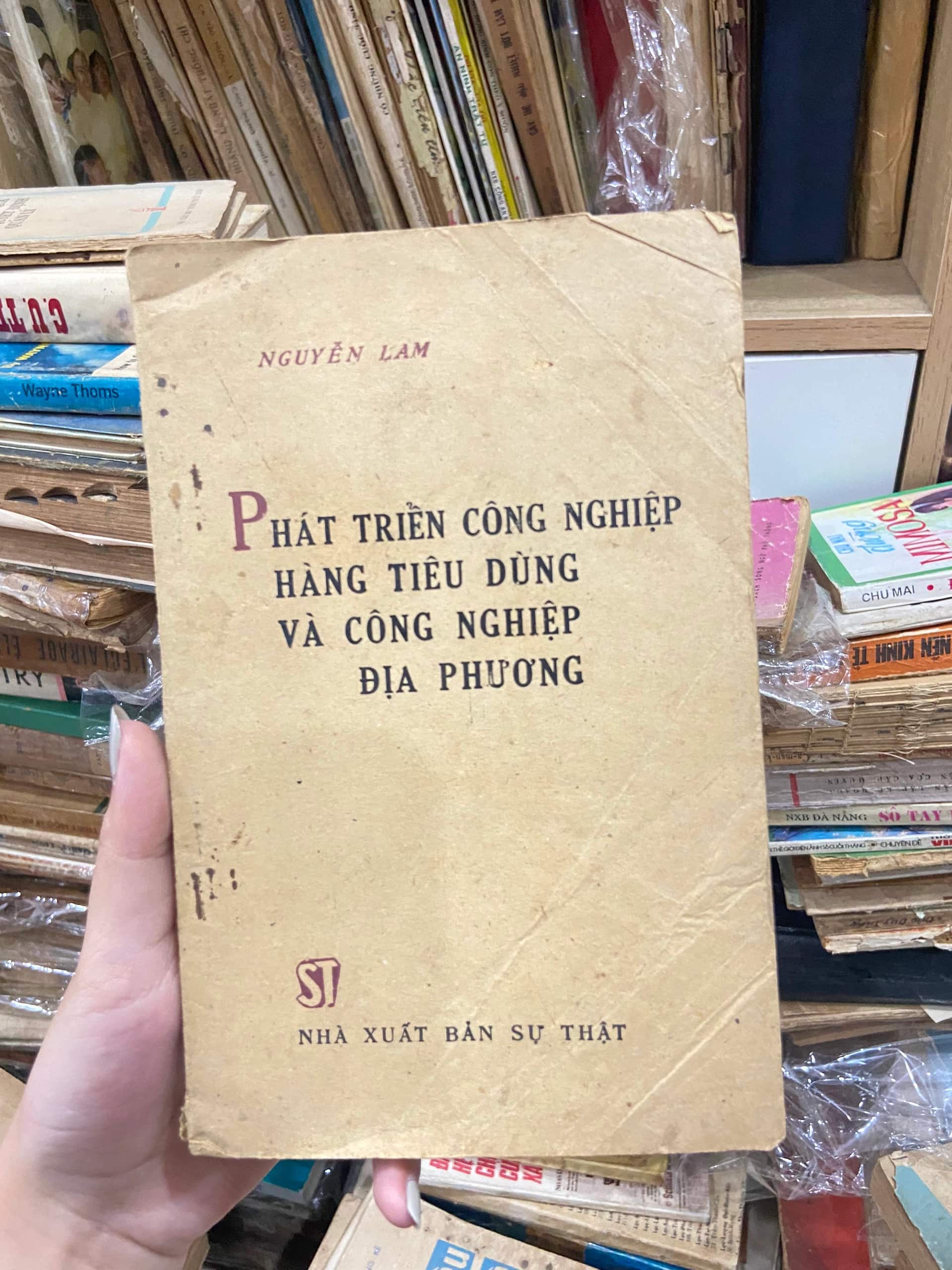 Phát Triển Công Nghiệp Hàng Tiêu Dùng Và Công Nghiệp Địa Phương