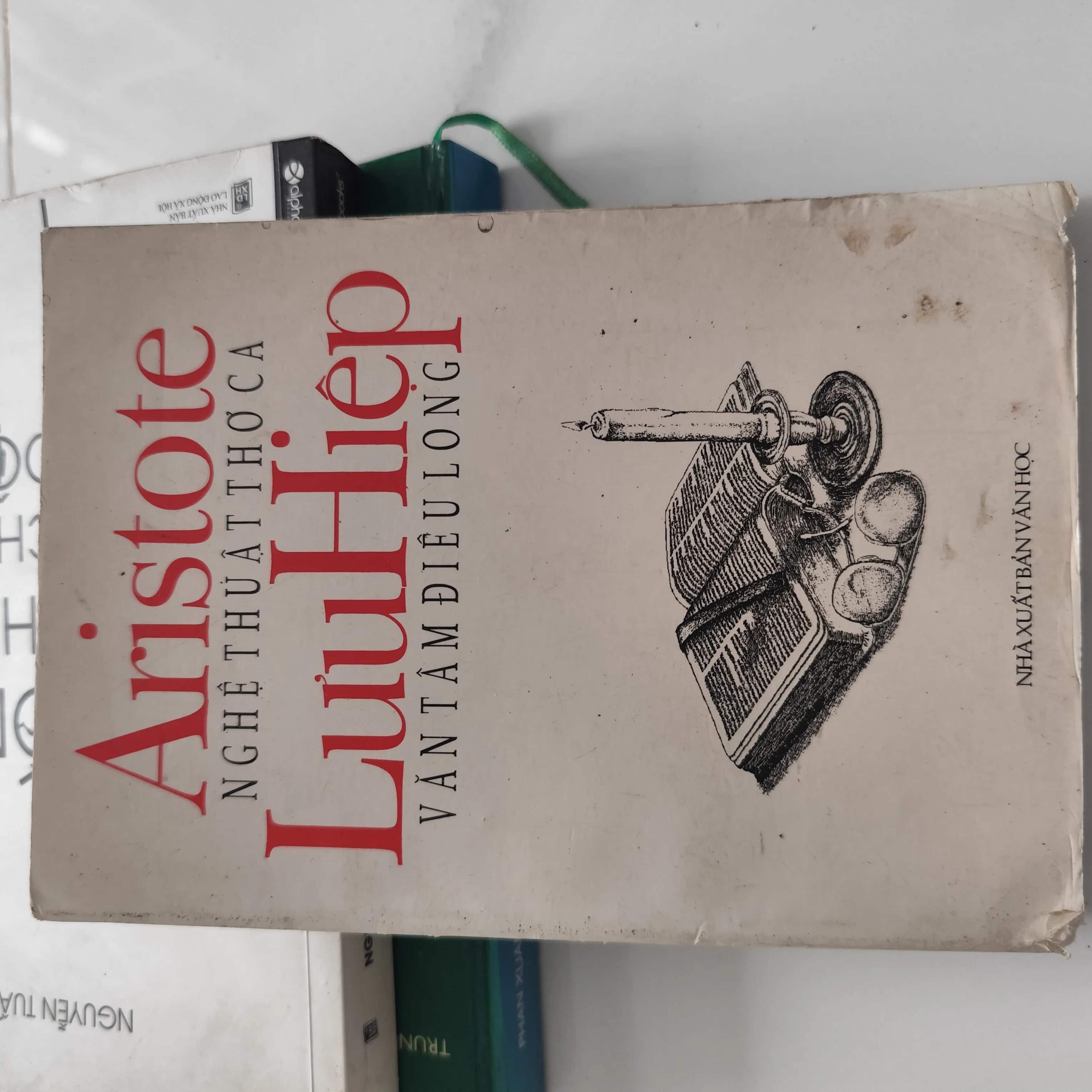"Nghệ thuật thơ ca" (Poetics) của Aristote . "Văn tâm điêu long" của Lưu Hiệp