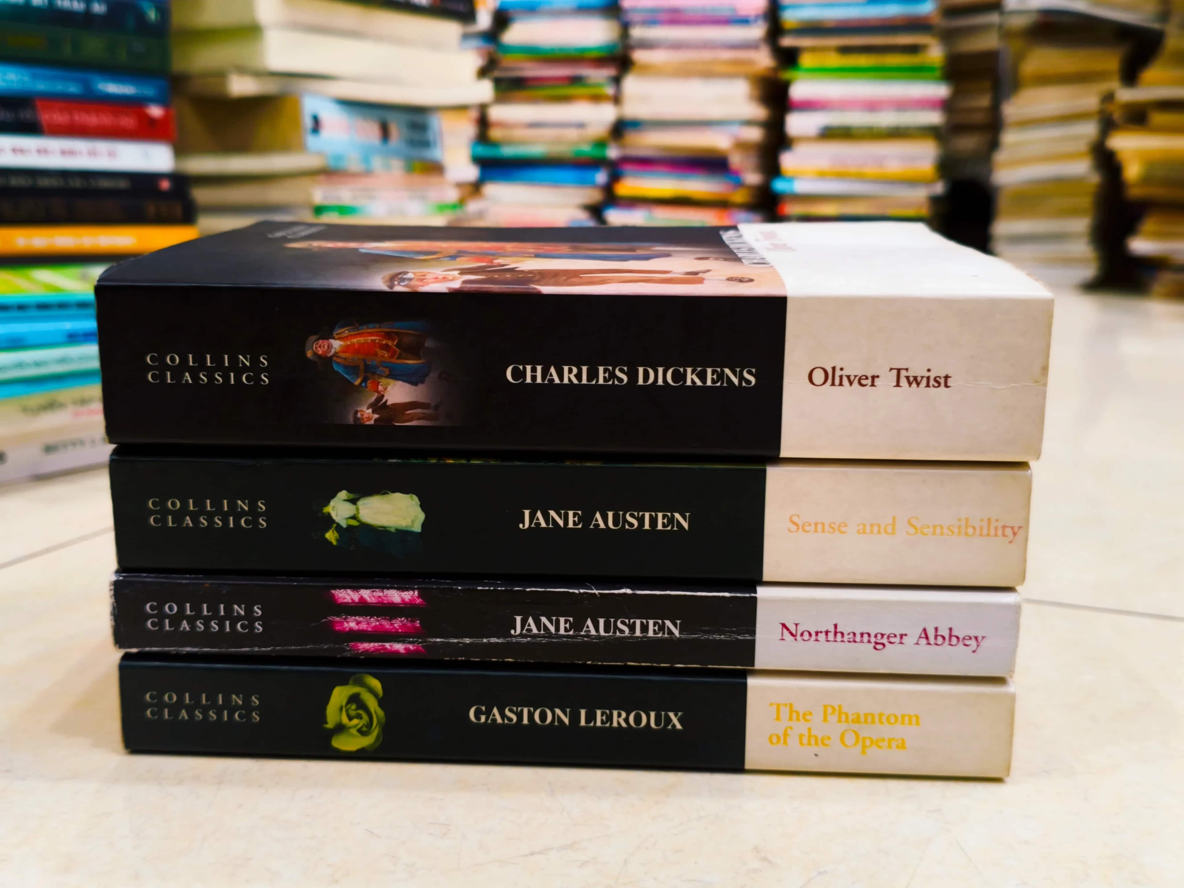bốn cuốn sách từ bộ sưu tập Collins Classics 