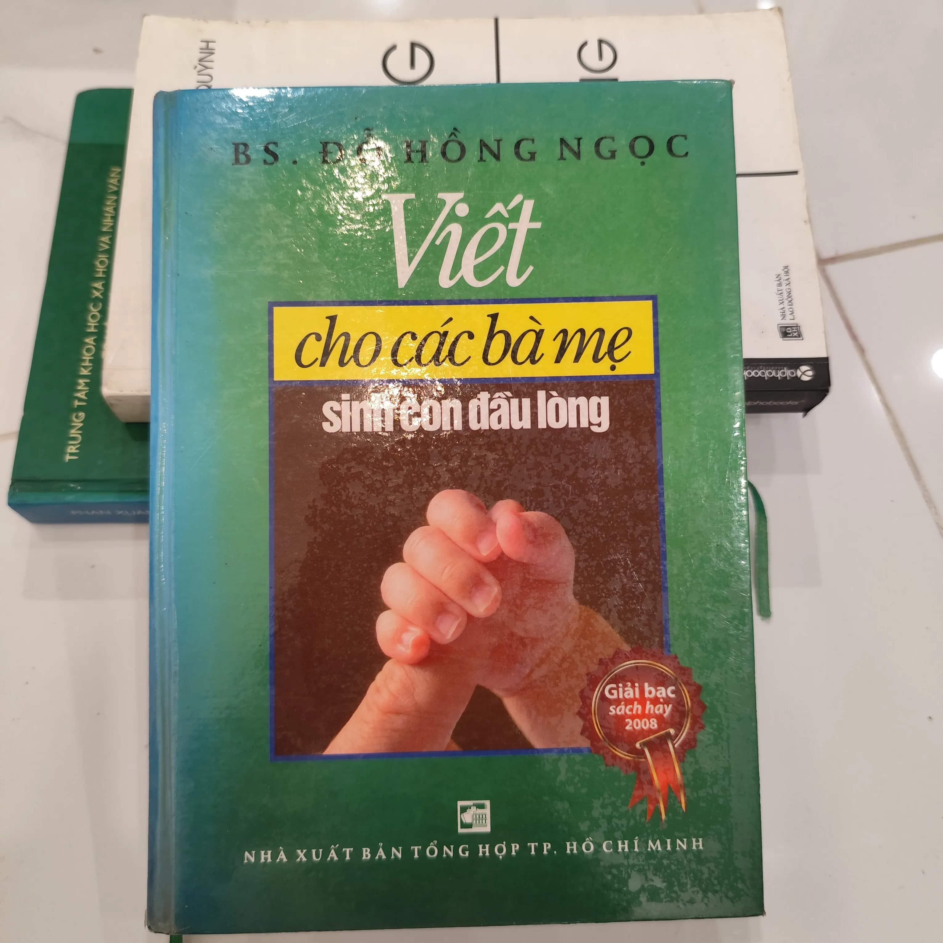 Viết cho các bà mẹ sinh con đầu lòng" của Bác sĩ Đỗ Hồng Ngọc. Bìa cứng
