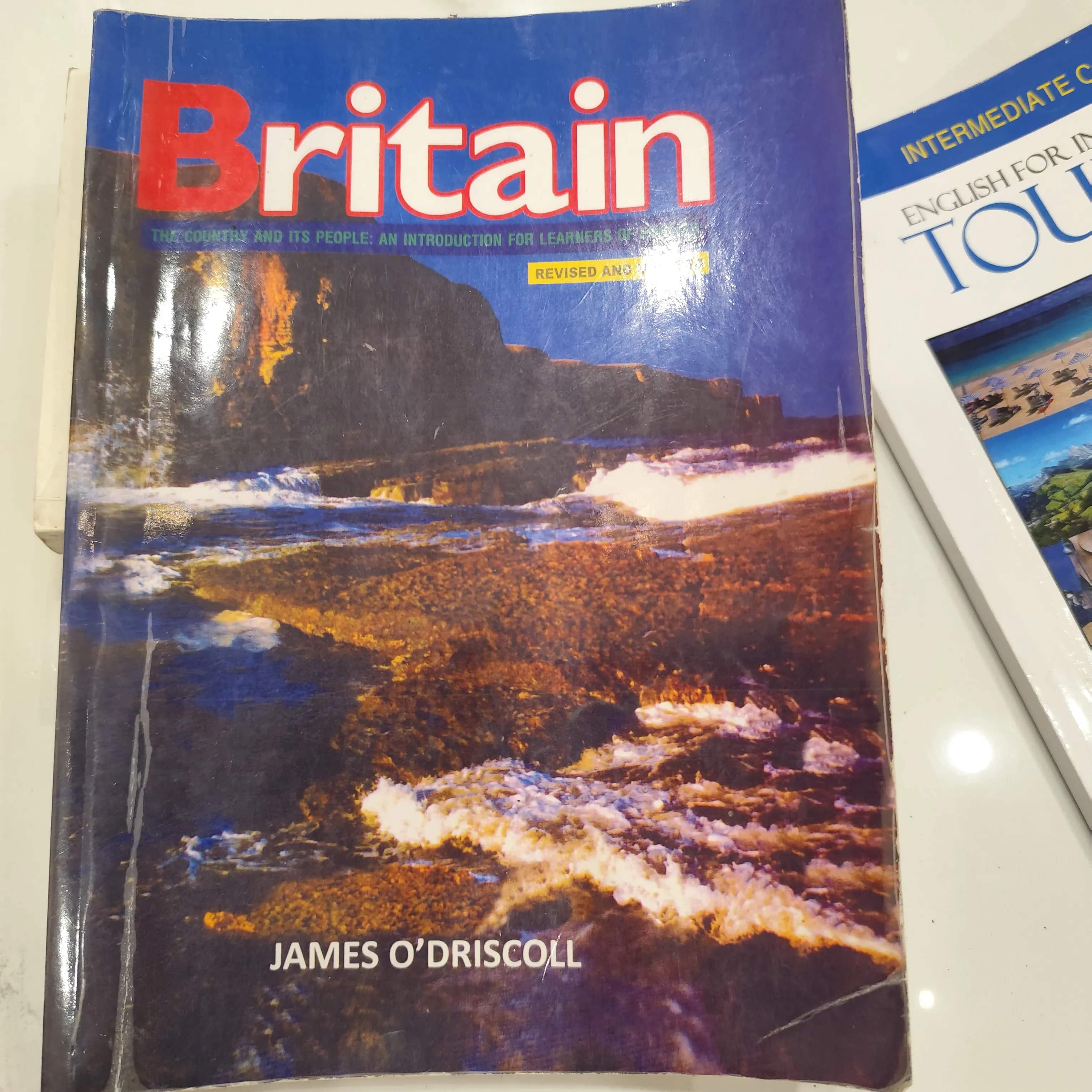 Britain: That Country and Its People" của tác giả James O'Driscoll.