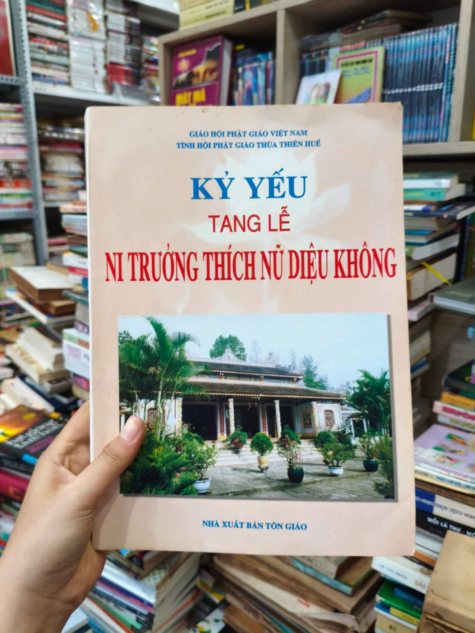 Ỷ yếu tặng lễ ni trưởng thích nữ diệu không 