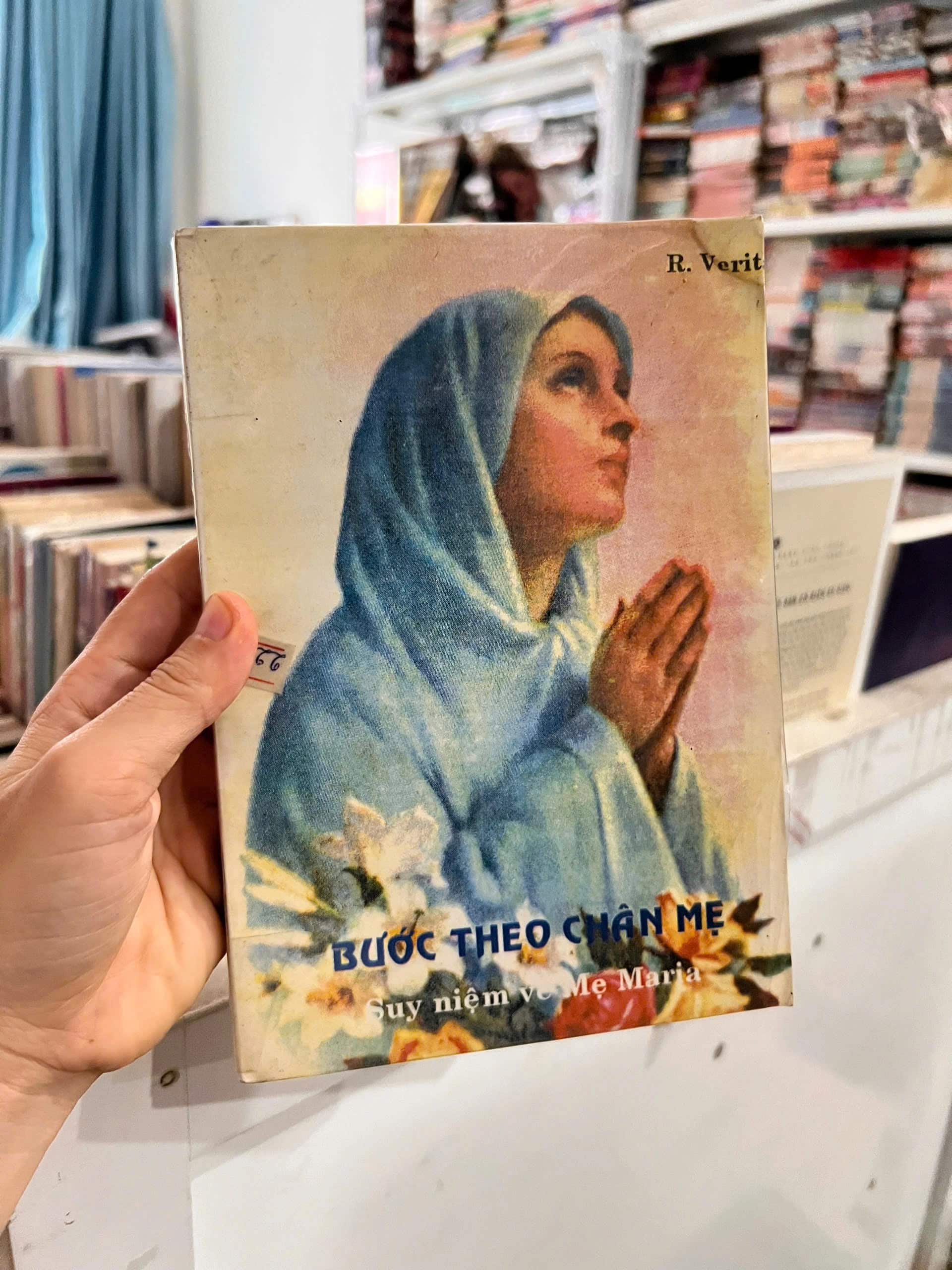 Bước Theo Chân Mẹ