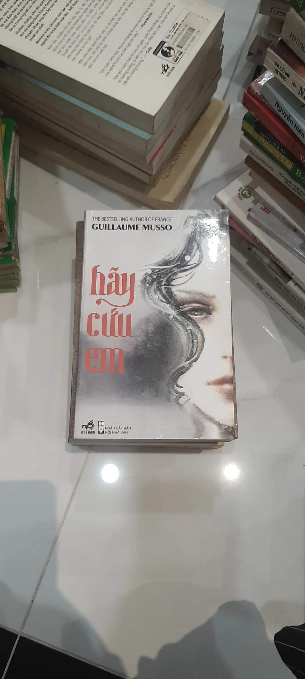 "Hãy Cứu Em" của Guillaume Musso 