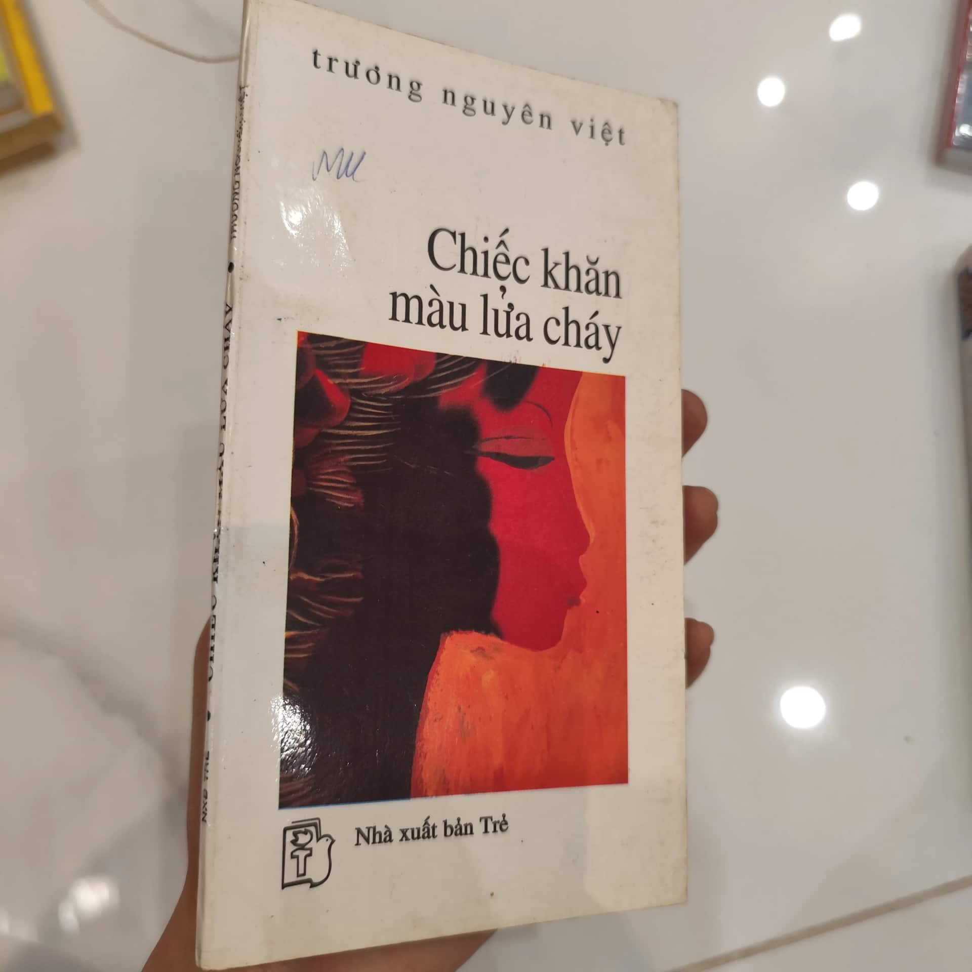 Chiếc khăn màu lửa cháy