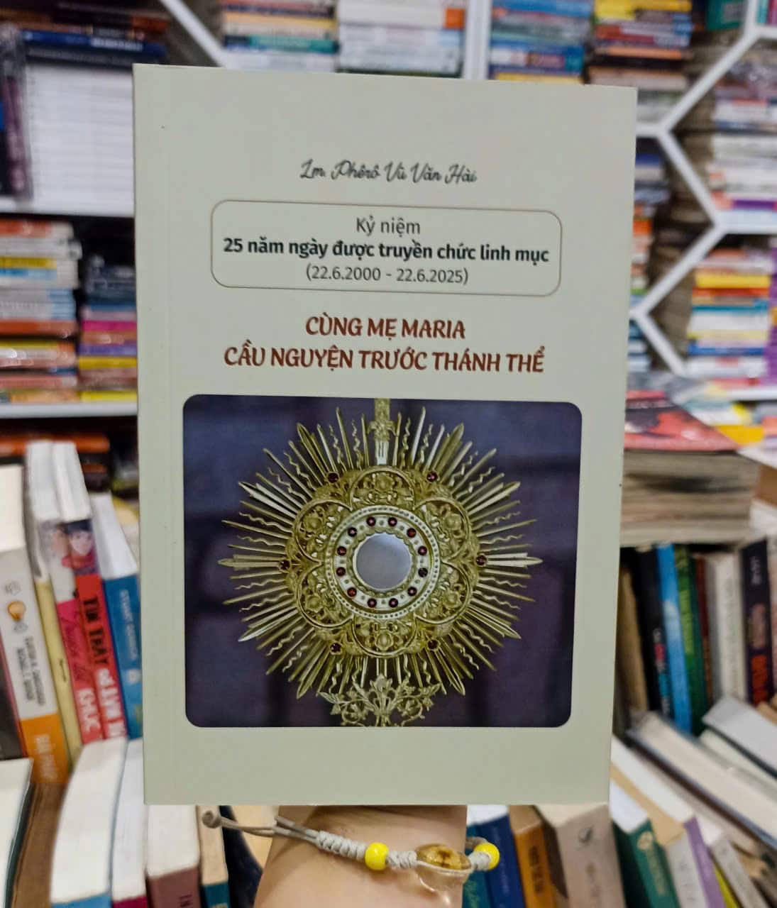 Cùng Mẹ Maria Cầu Nguyện Trước Thánh Thể