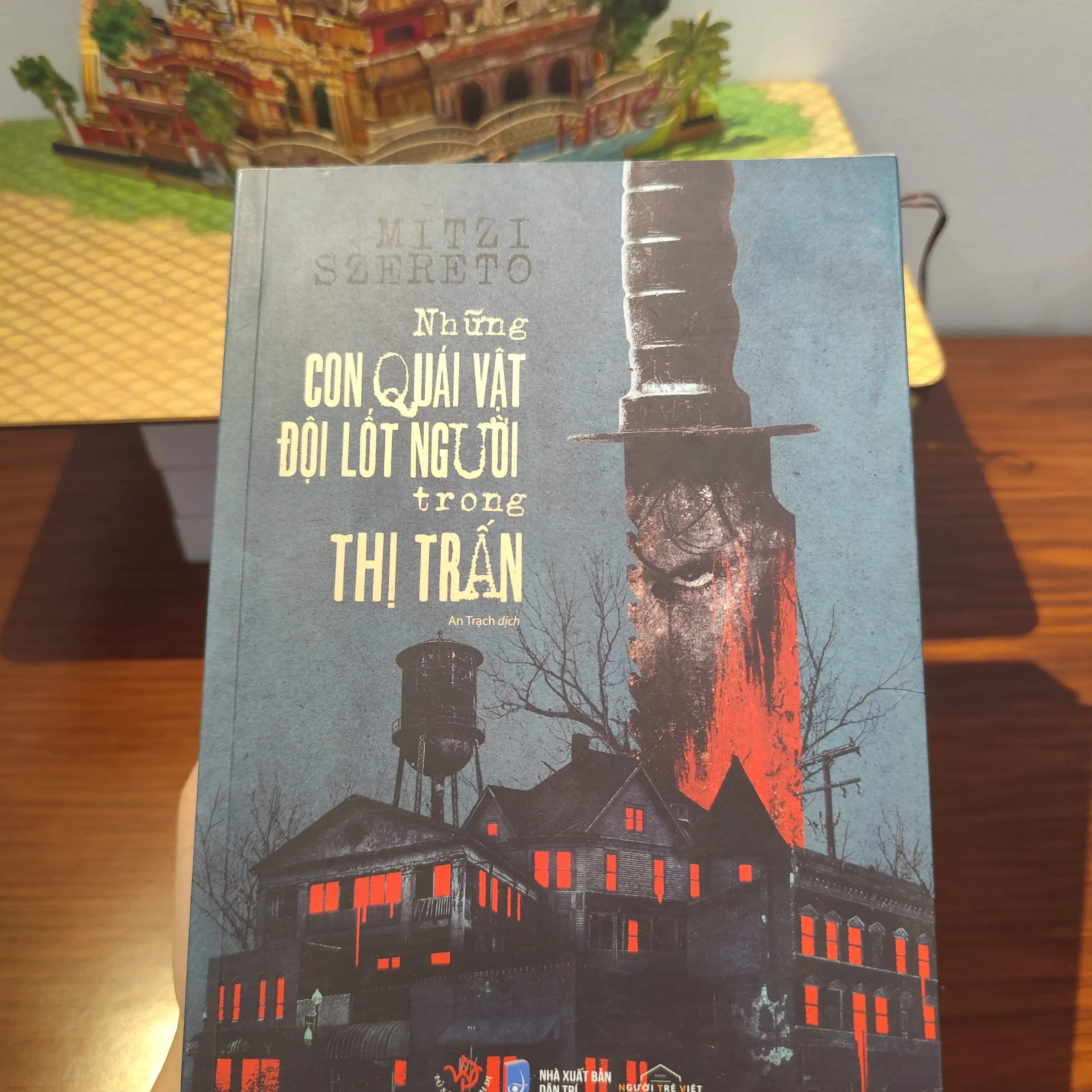 Những con quái vật đội lốt người trong thị trấn