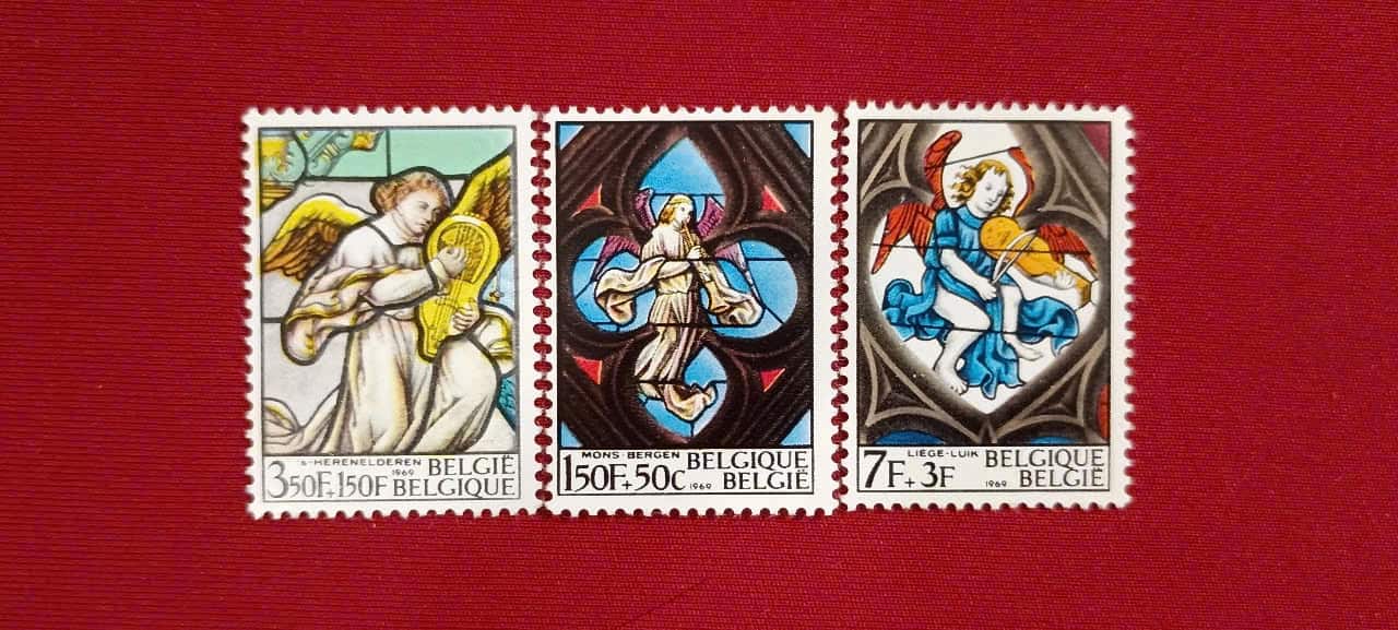 Noël 1969 – Vua hoặc Thánh cầm quyển sách, Kính màu Nhà thờ Brussels