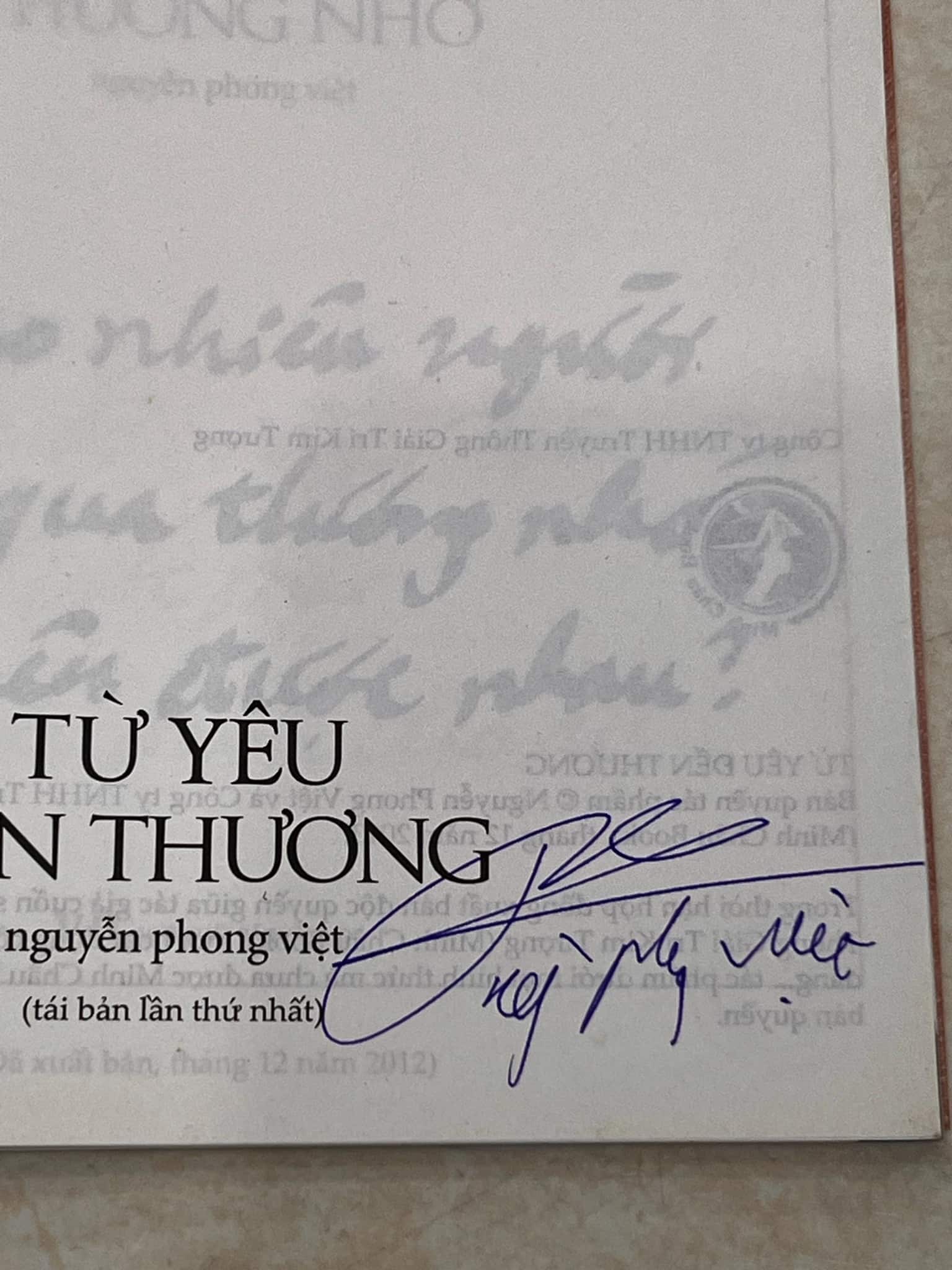 Sách từ yêu đến thương - Nguyễn Phong Việt - có chữ ký tác giả