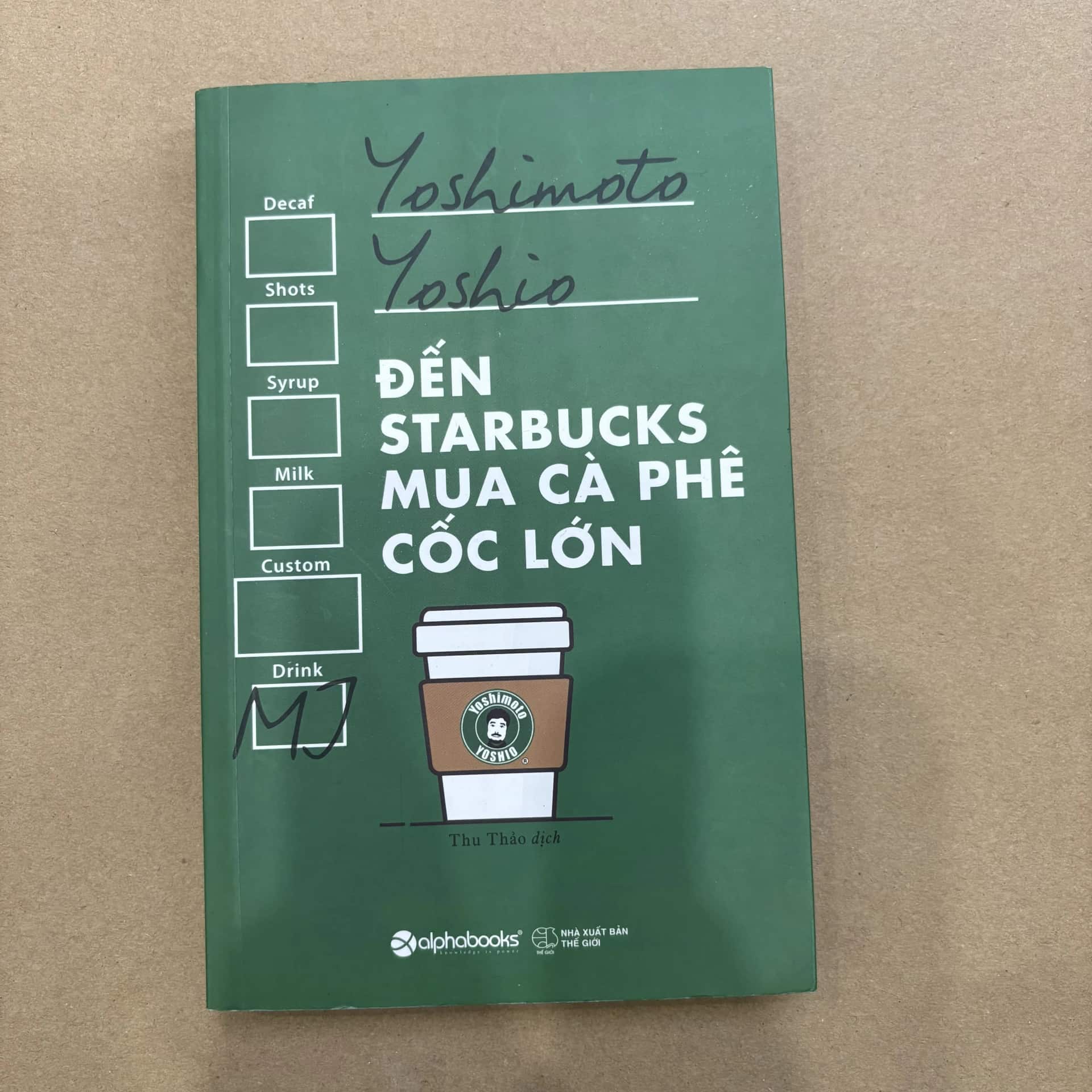 Đến Starbucks mua cà phê cốc lớn