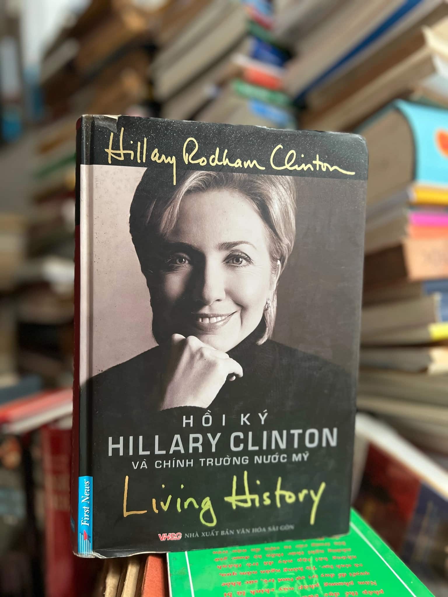 Sách hồi ký :Living History - Hồi Ký Hillary Clinton Và Chính Trường Nước Mỹ- mới 80%