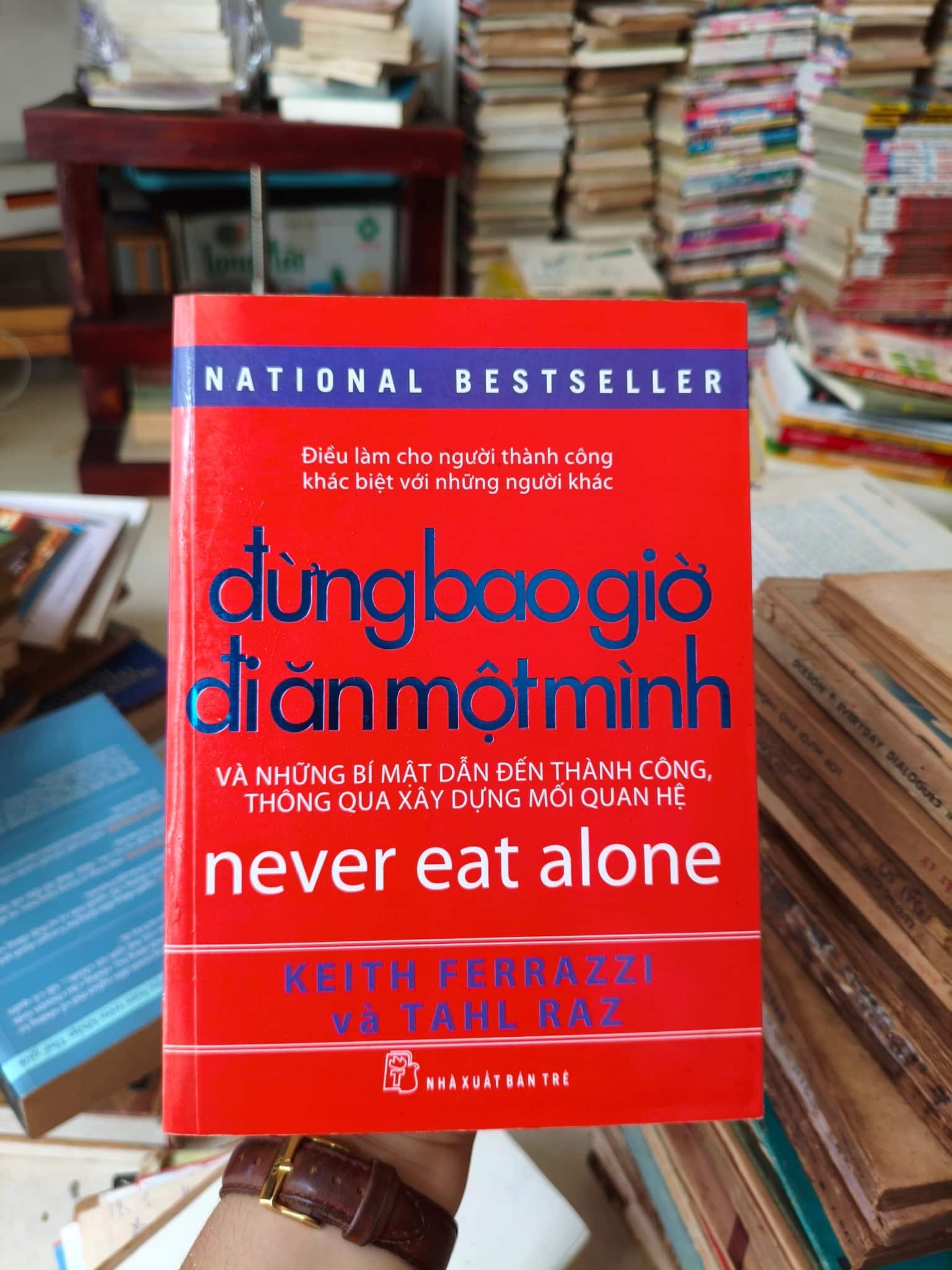 Đừng bao giờ đi ăn một mình 