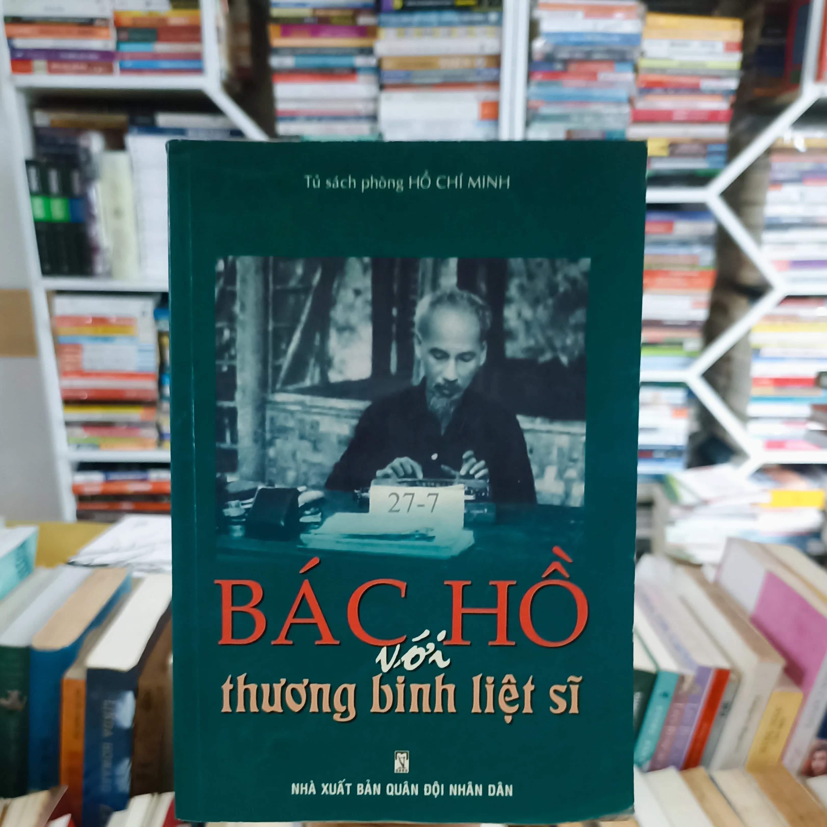 Bác Hồ với thương binh liệt sĩ 