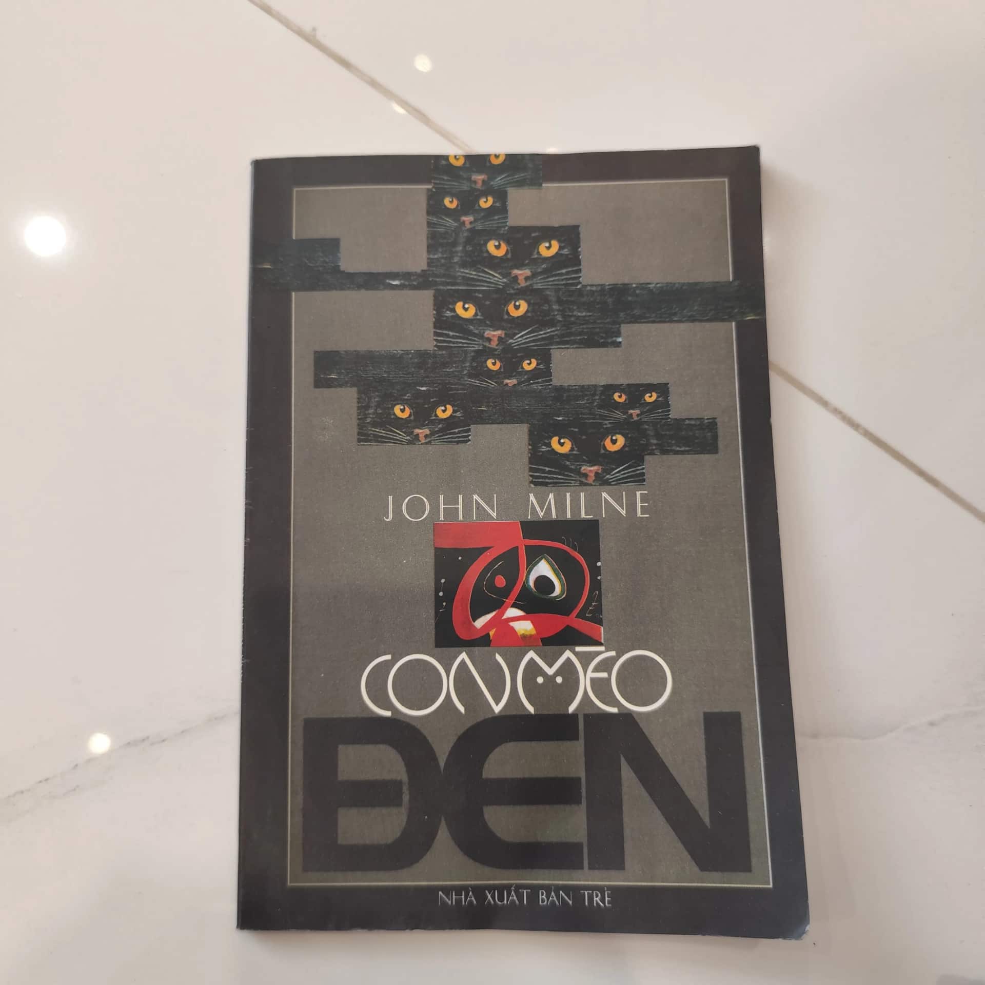 Con mèo đen- John Milne