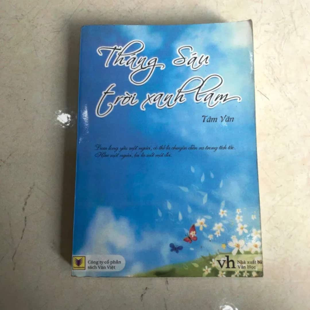 Tháng Sáu Trời Xanh Lam 