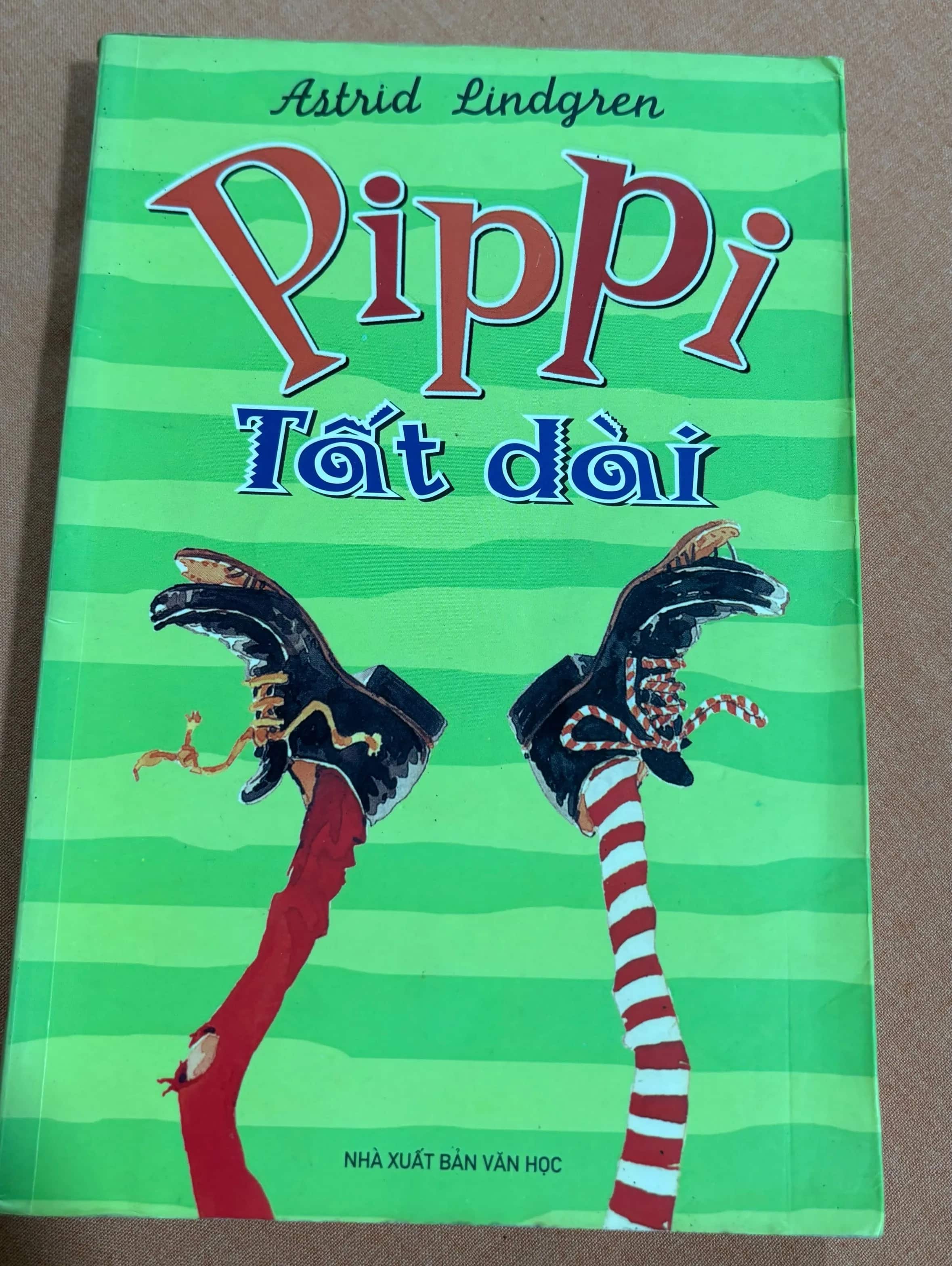 Pippi tất dài 