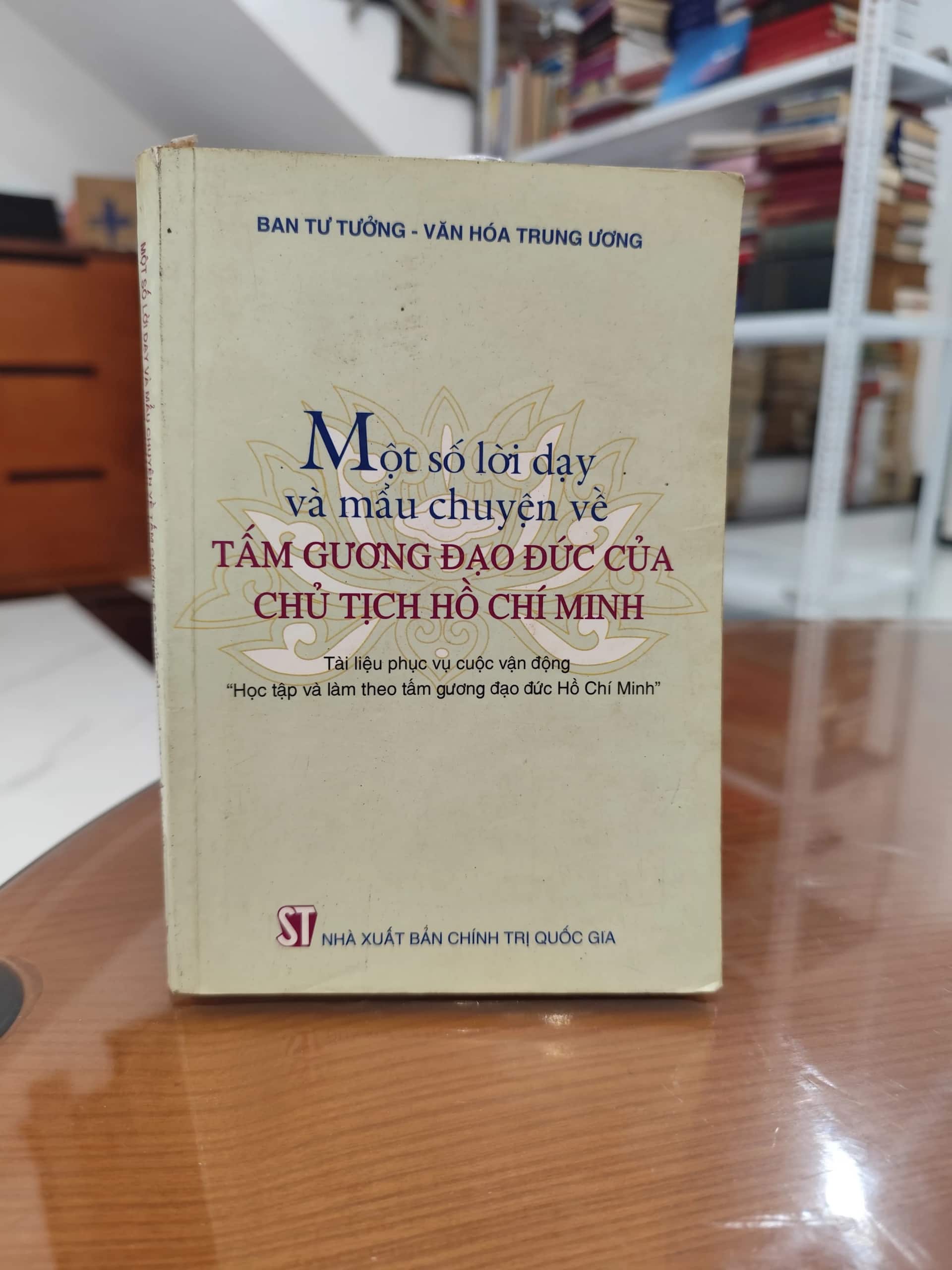 Một số lời dạy và mẫu chuyện về tấm gương đạo đức của chủ tịch Hồ Chí Minh