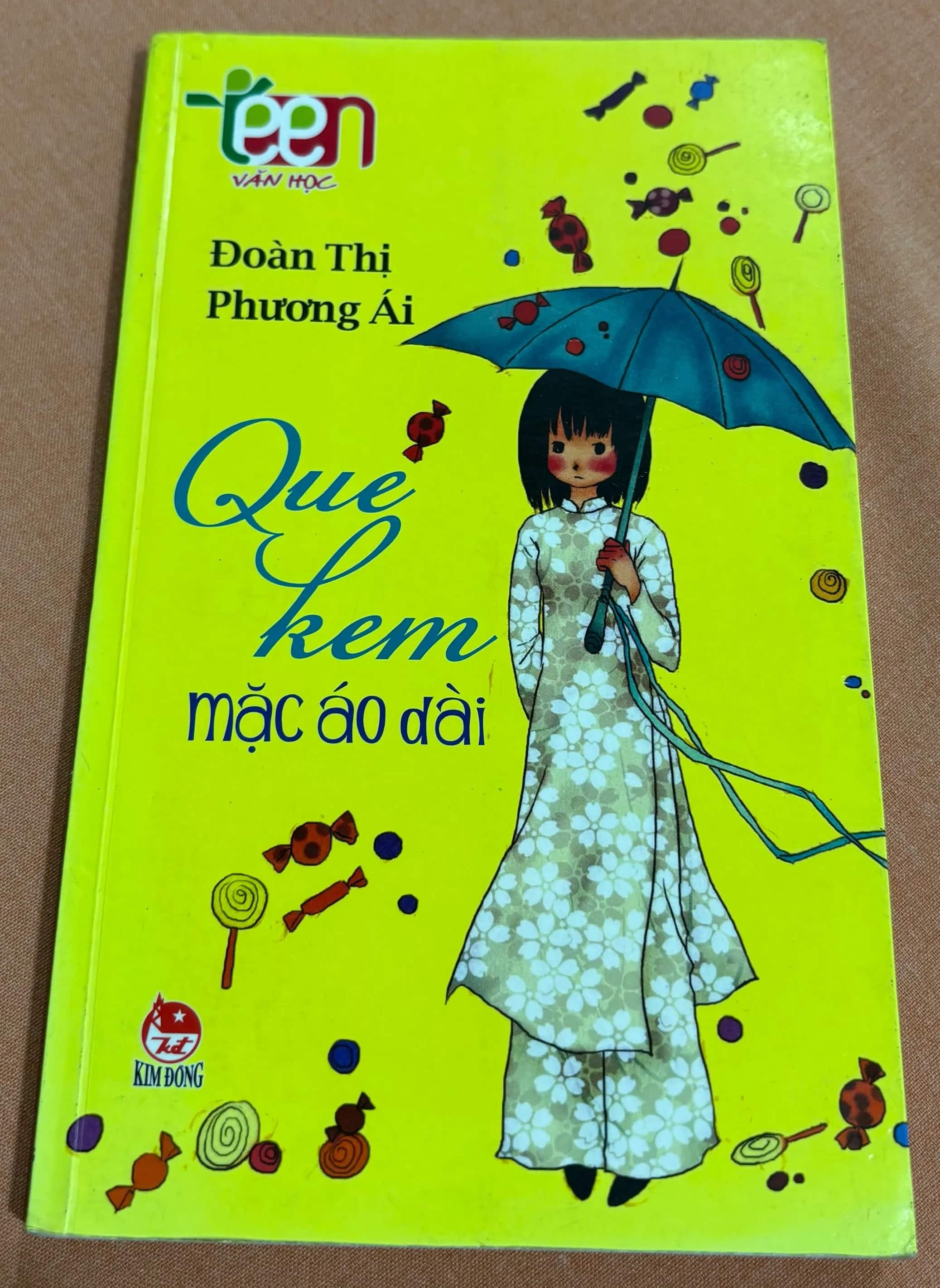 Que kem mặc áo dài 