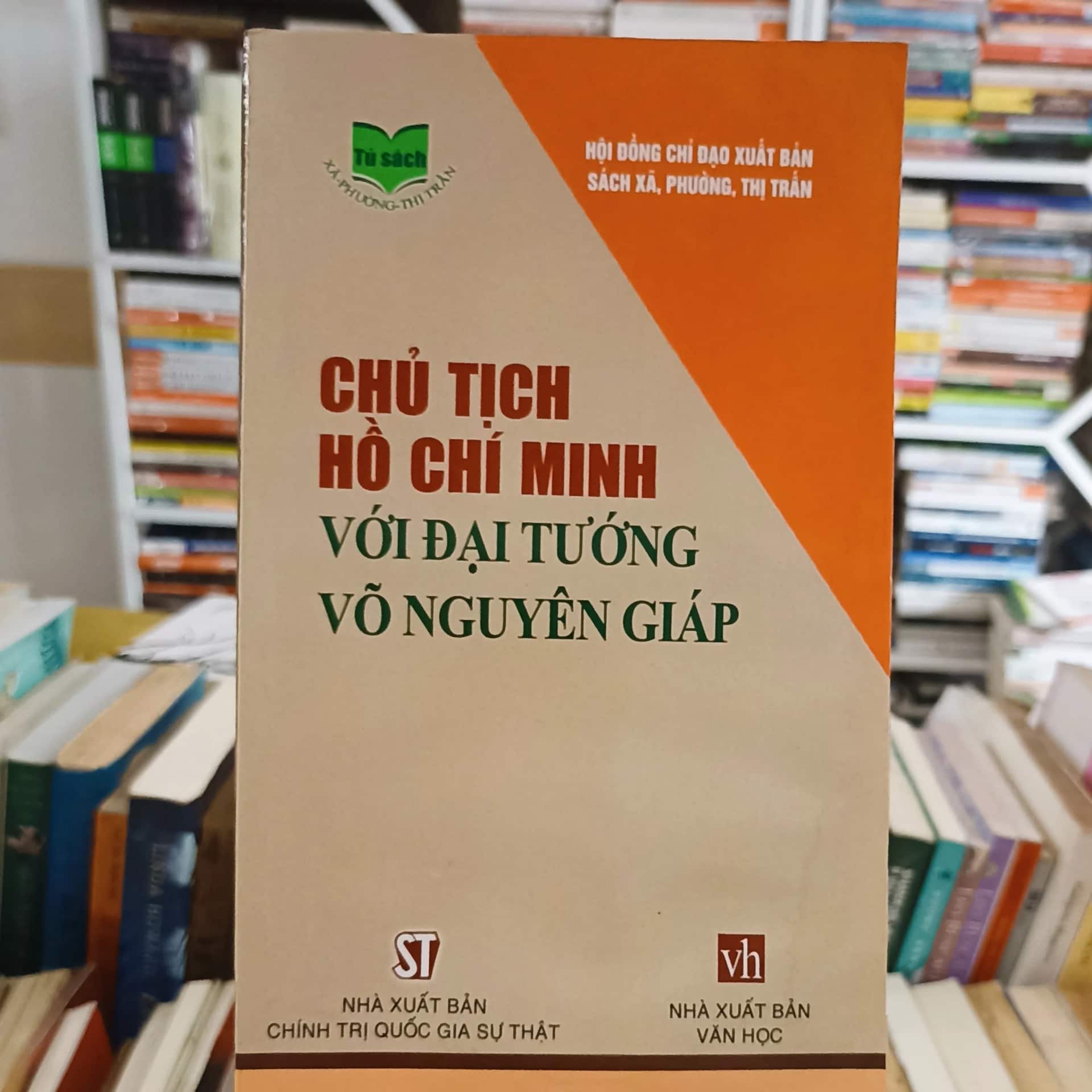 Chủ Tịch Hồ Chí Minh với Đại Tướng Võ Nguyên Giáp