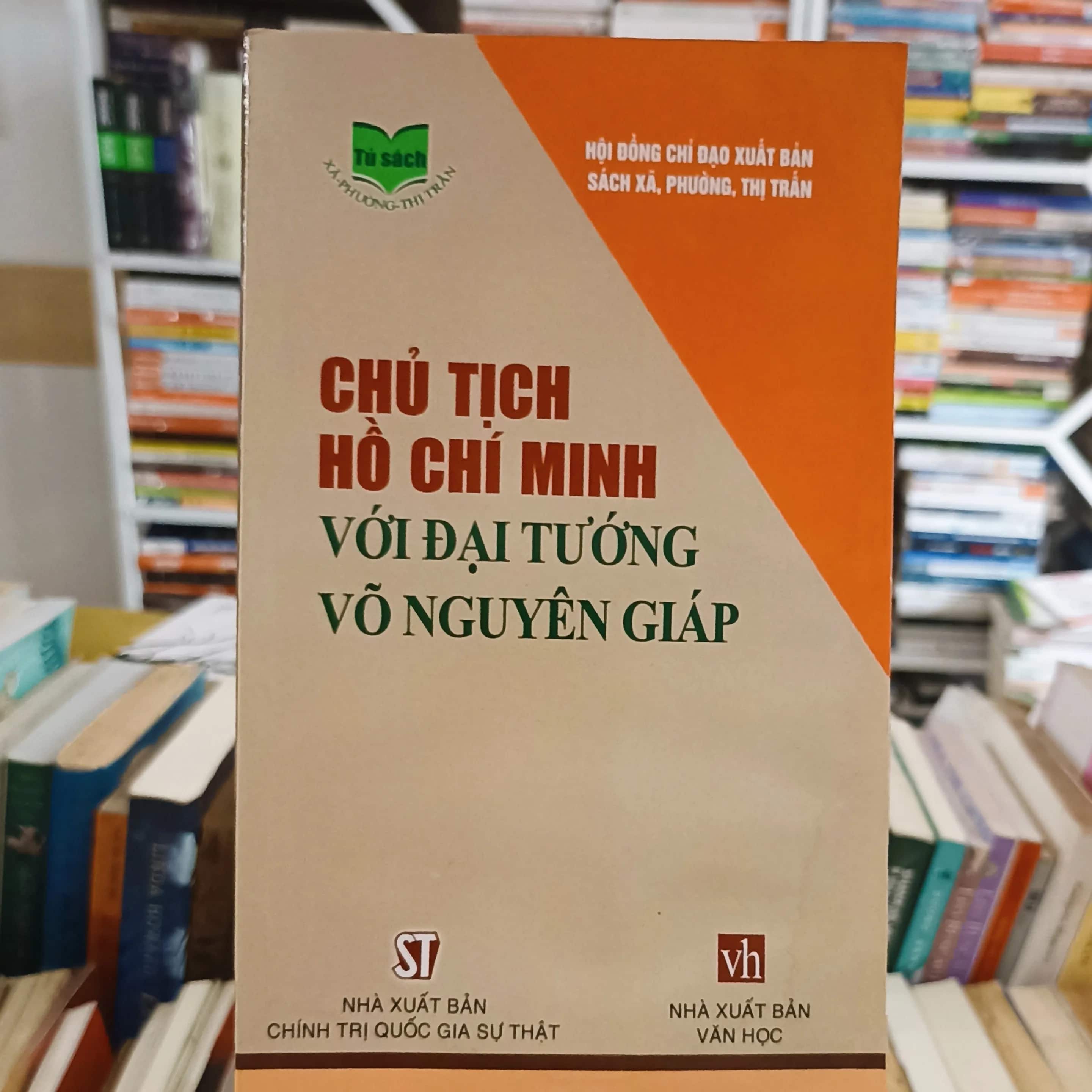 Chủ Tịch Hồ Chí Minh với Đại Tướng Võ Nguyên Giáp 