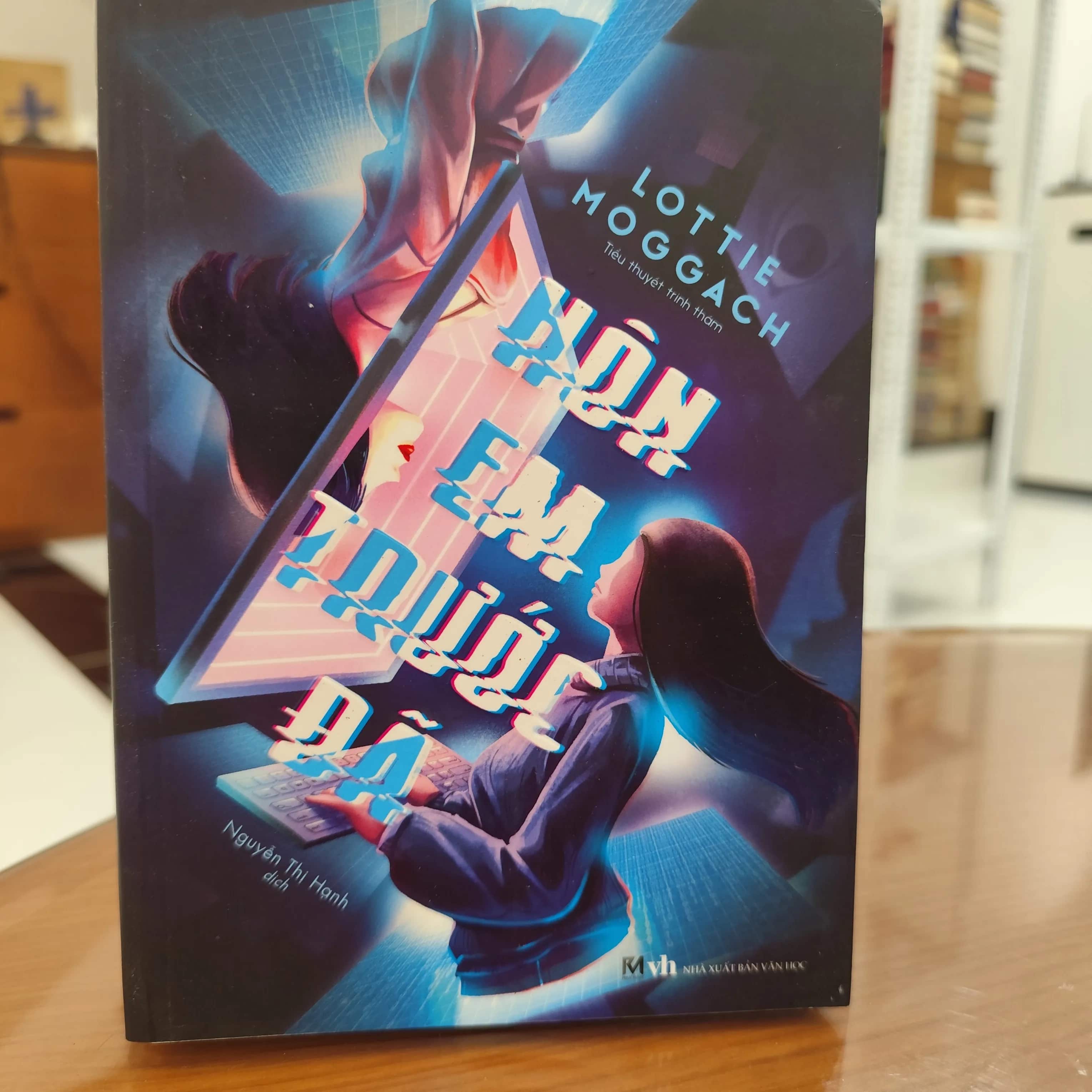 Hôn em trước đã