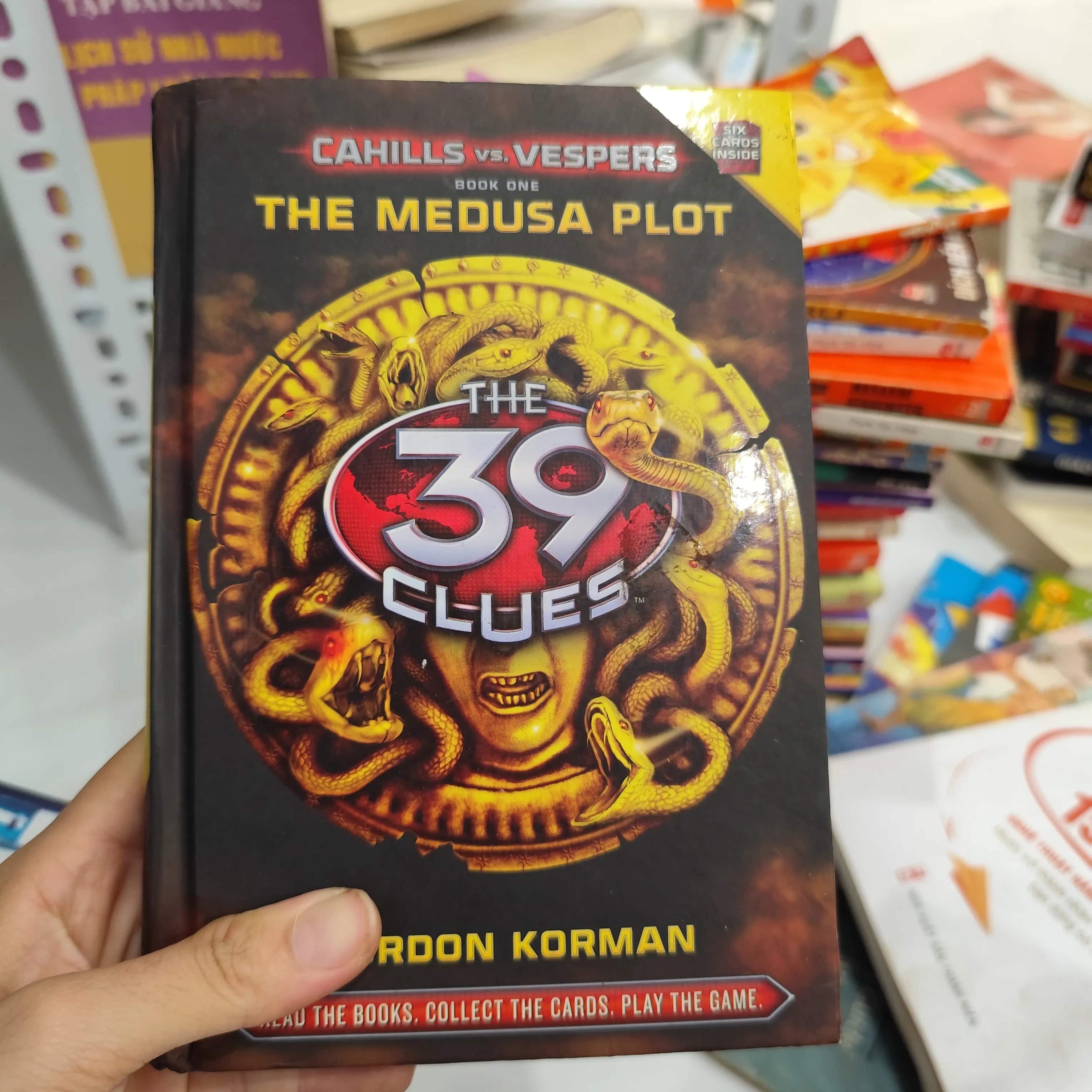 "The Medusa Plot" thuộc series "The 39 Clues: Cahills vs. Vespers". ( bìa cứng)