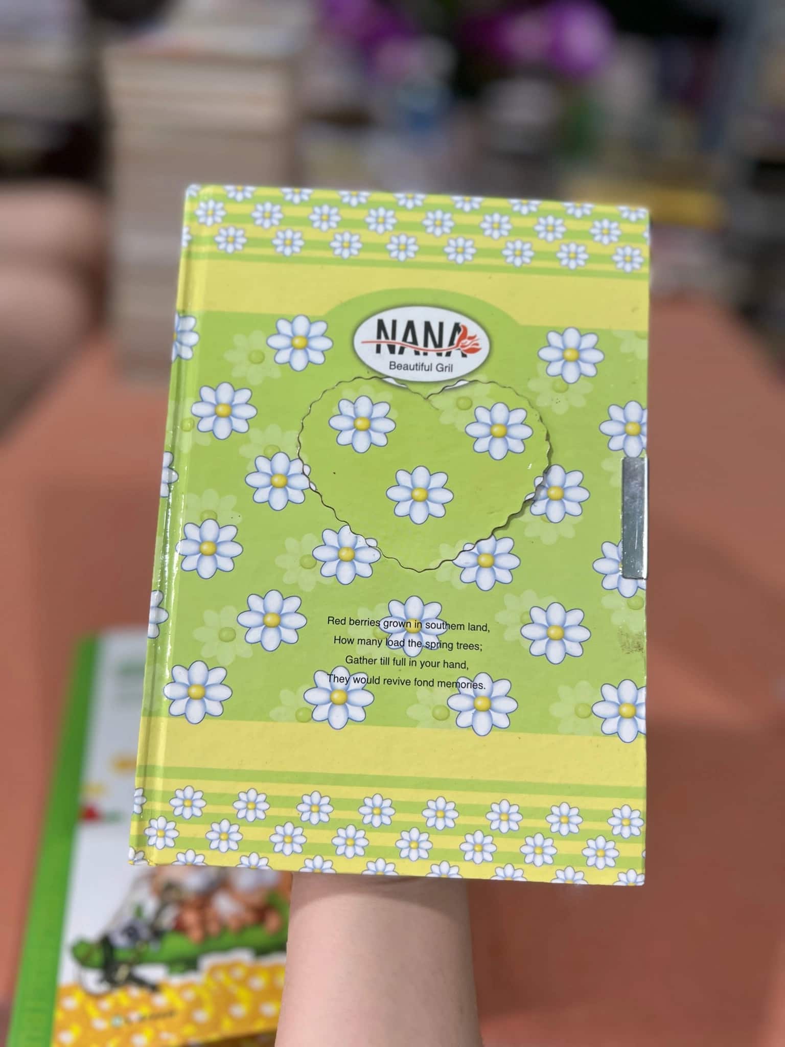 Sổ tay có chìa khoá viết nhâth kí