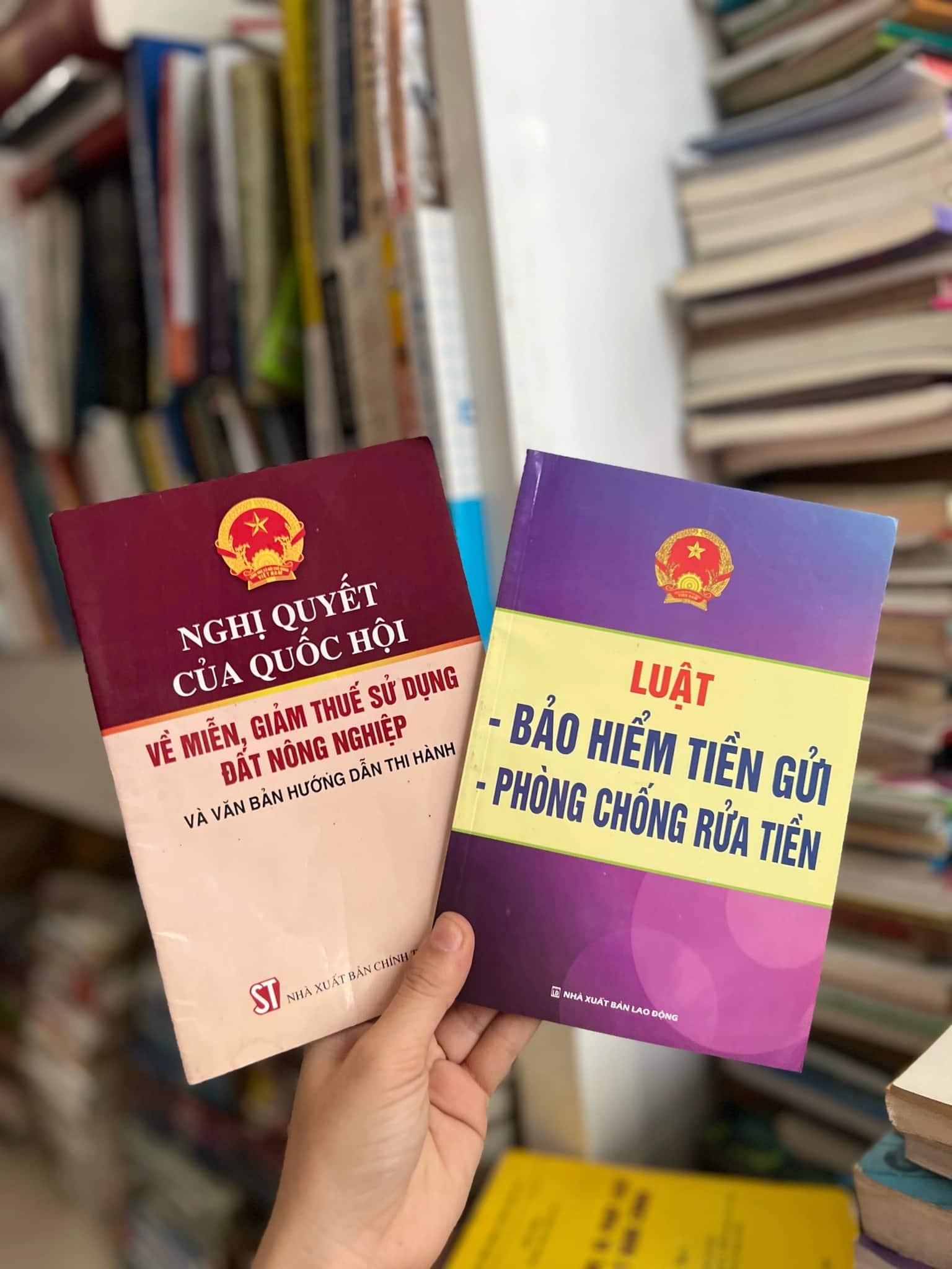 2 quyển Luật bảo hiển tiền gửi, phòng chống rửa tiền. Luật đất đai miễn thuế đất