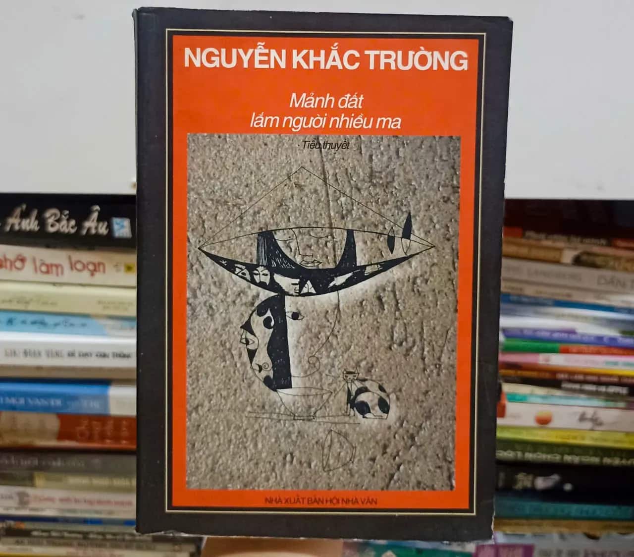 Mảnh đất lắm người nhiều ma