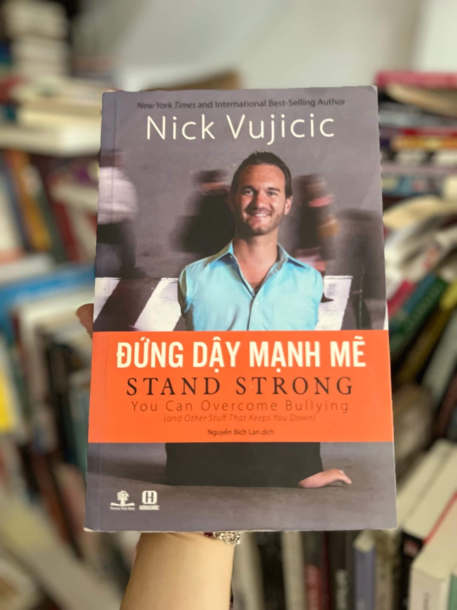 Đứng dậy mạnh mẽ Nick Vuijicic