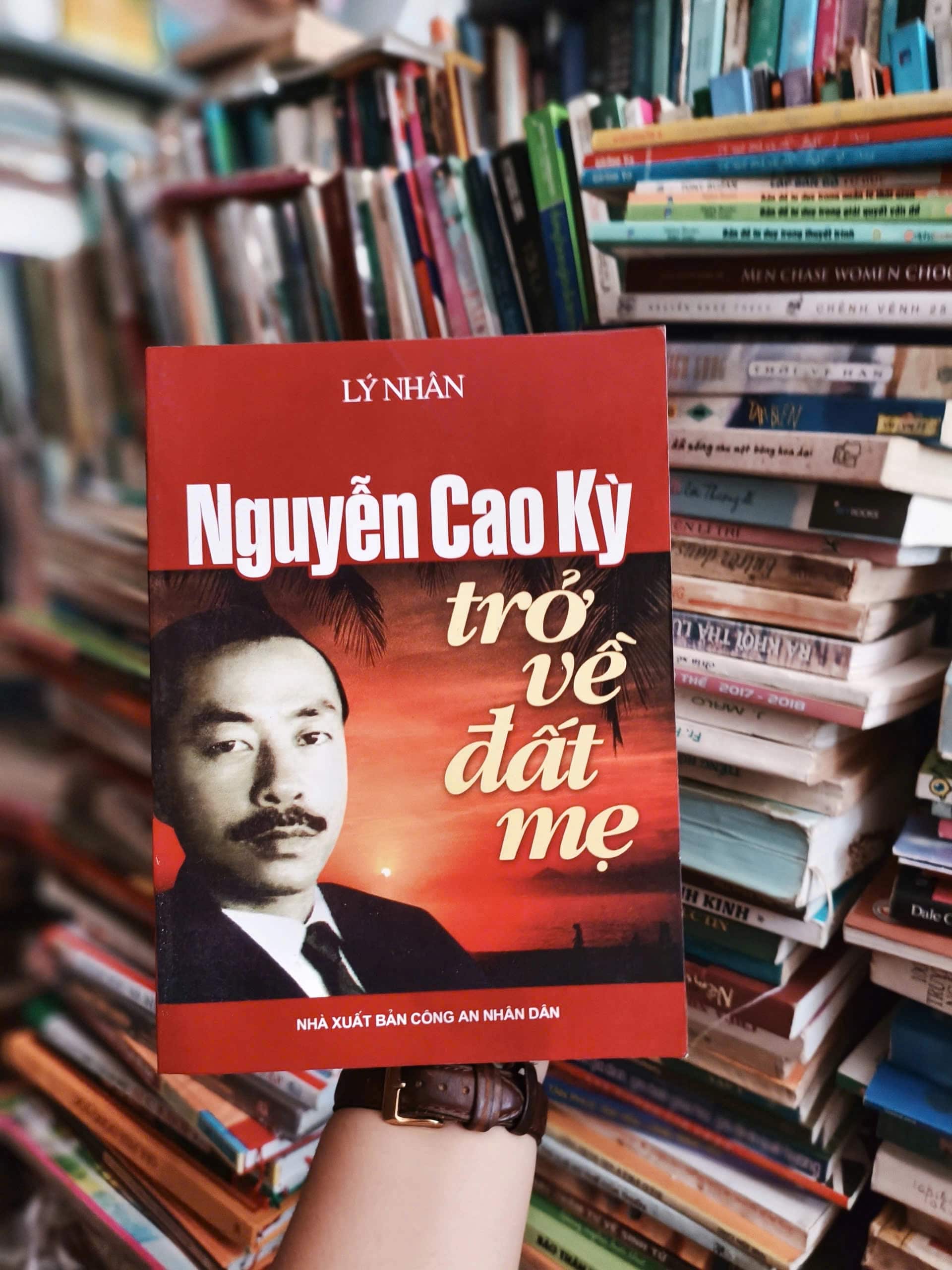 Nguyễn Cao Kỳ trở về đất mẹ - Lý Nhân
