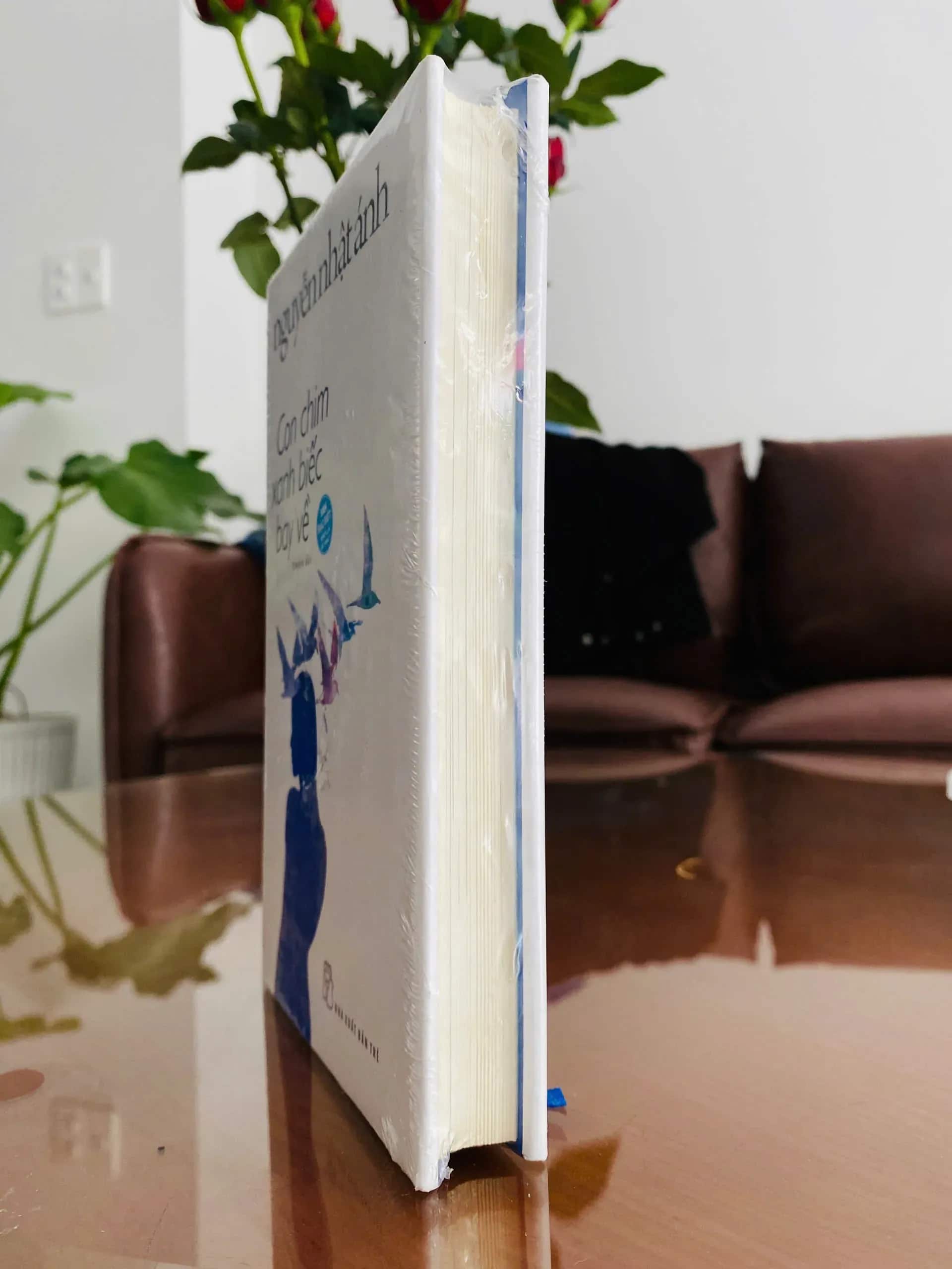 Con Chim Xanh Biếc Bay Về (Bìa cứng- Tặng kèm 6 postcard)