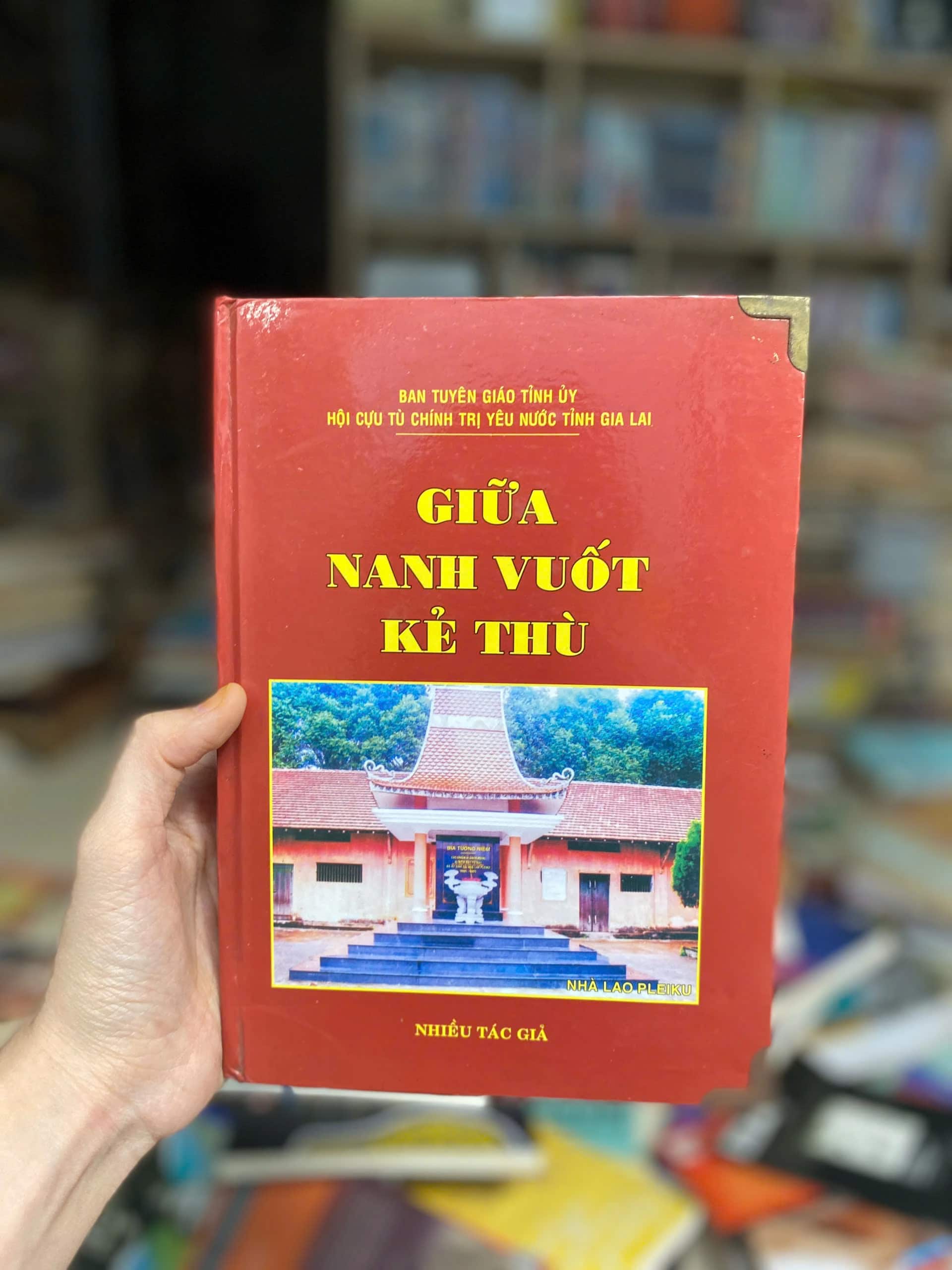 Giữa Nanh Vuốt Kẻ Thù