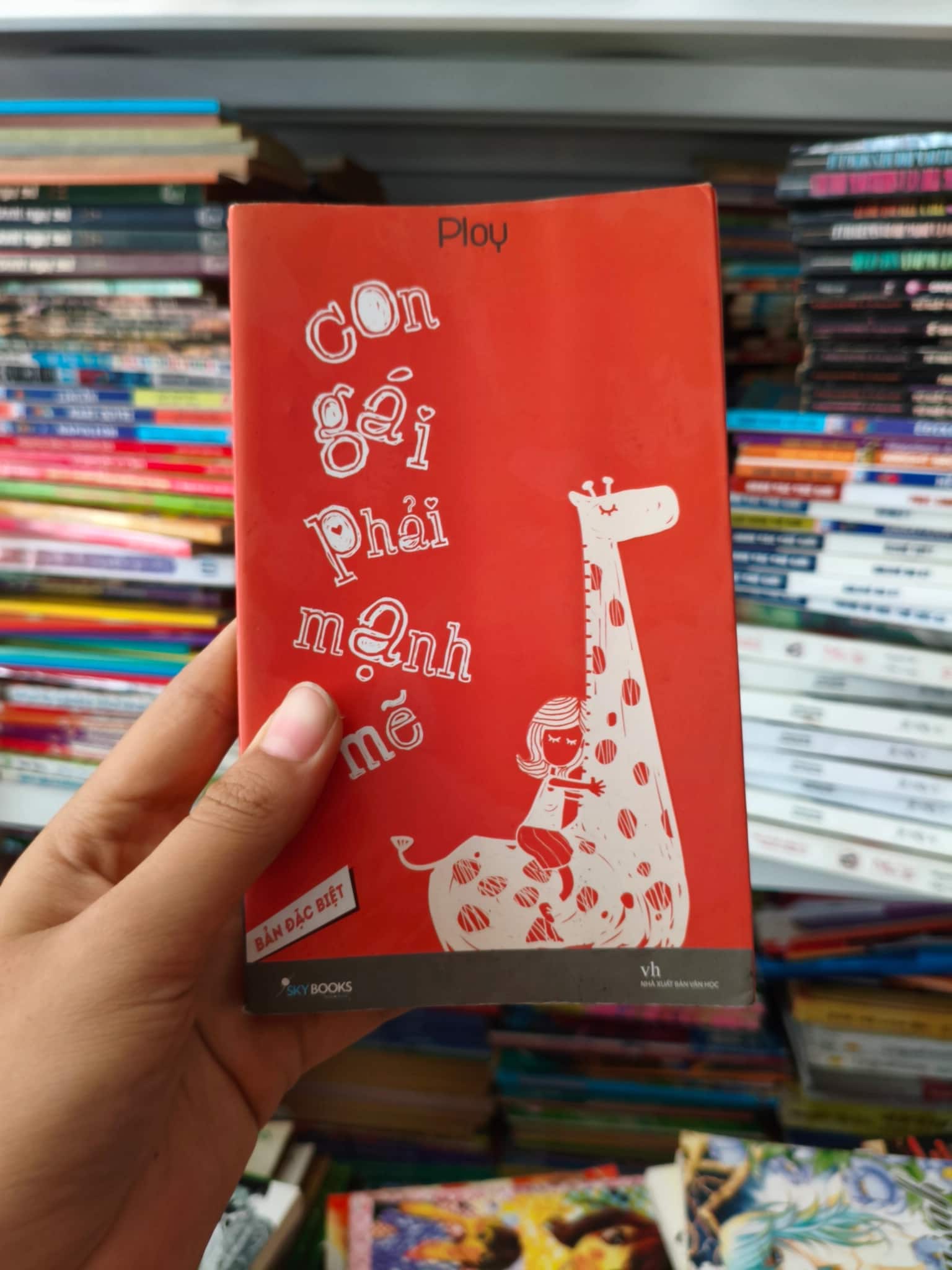 Con gái phải mạnh mẽ bản đặc biệt có chữ kí 