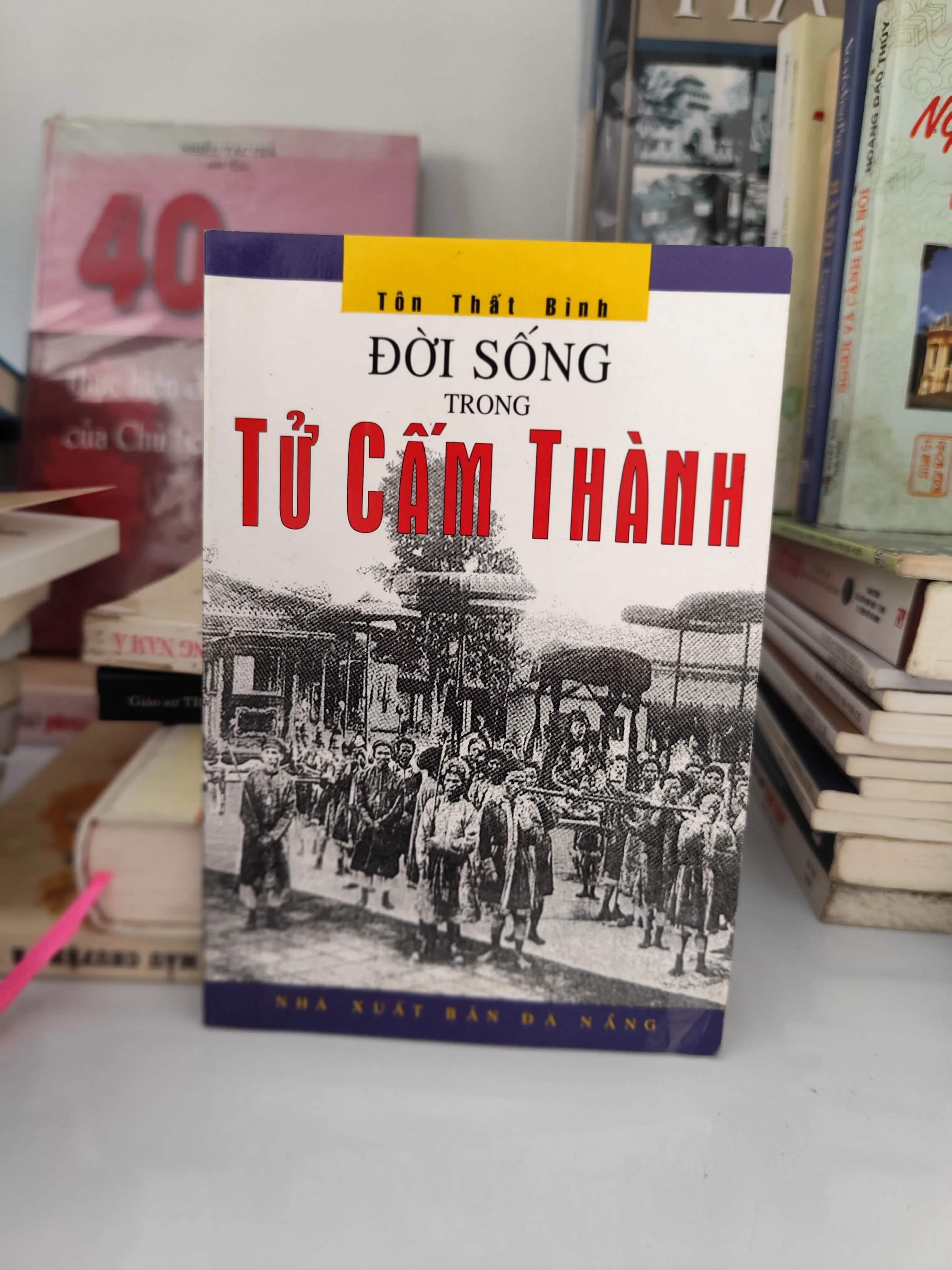 Tôn Thất Bình Đời sống trong Tử Cấm Thành