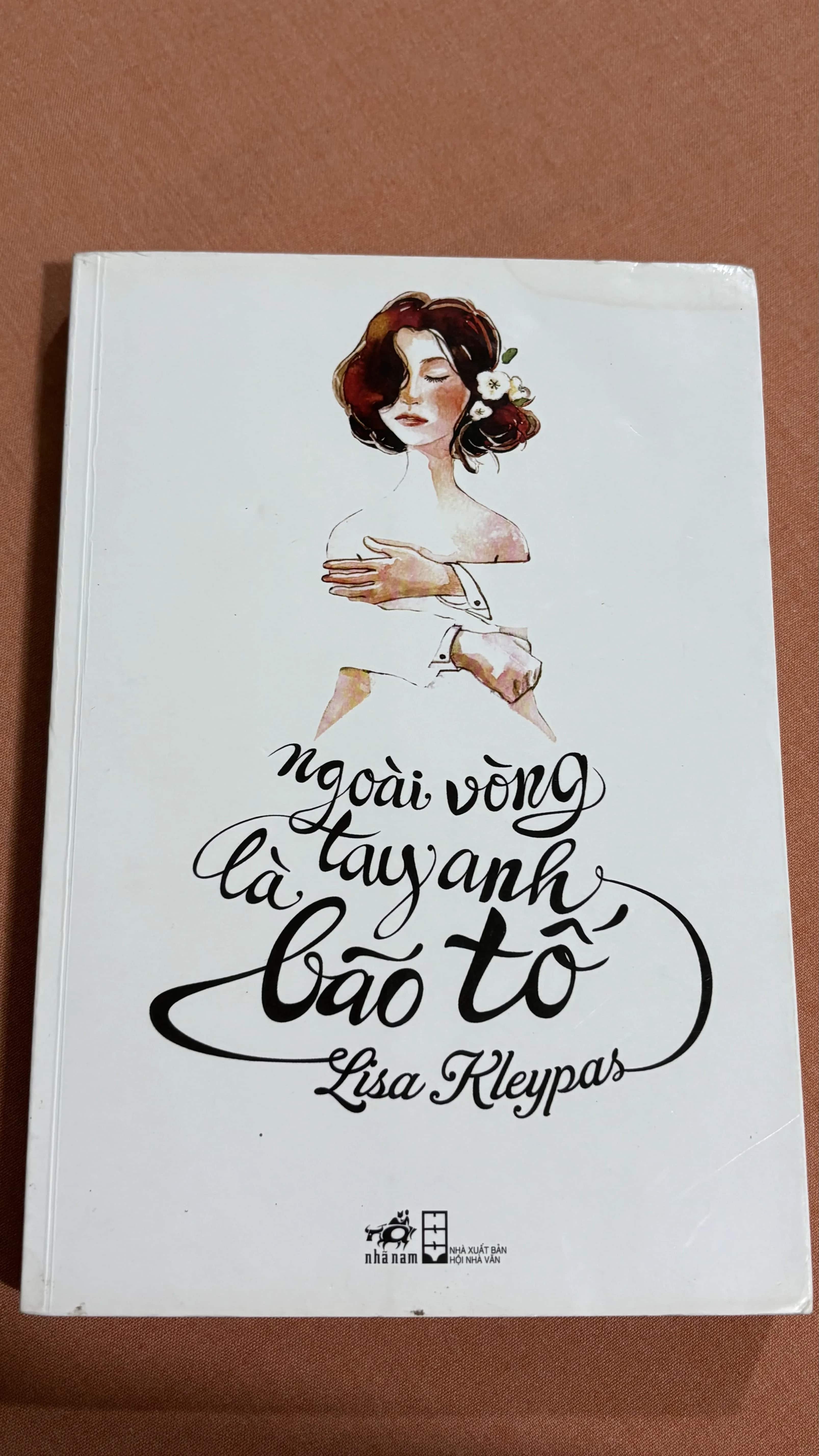 Ngoài vòng tay anh là bão tố 