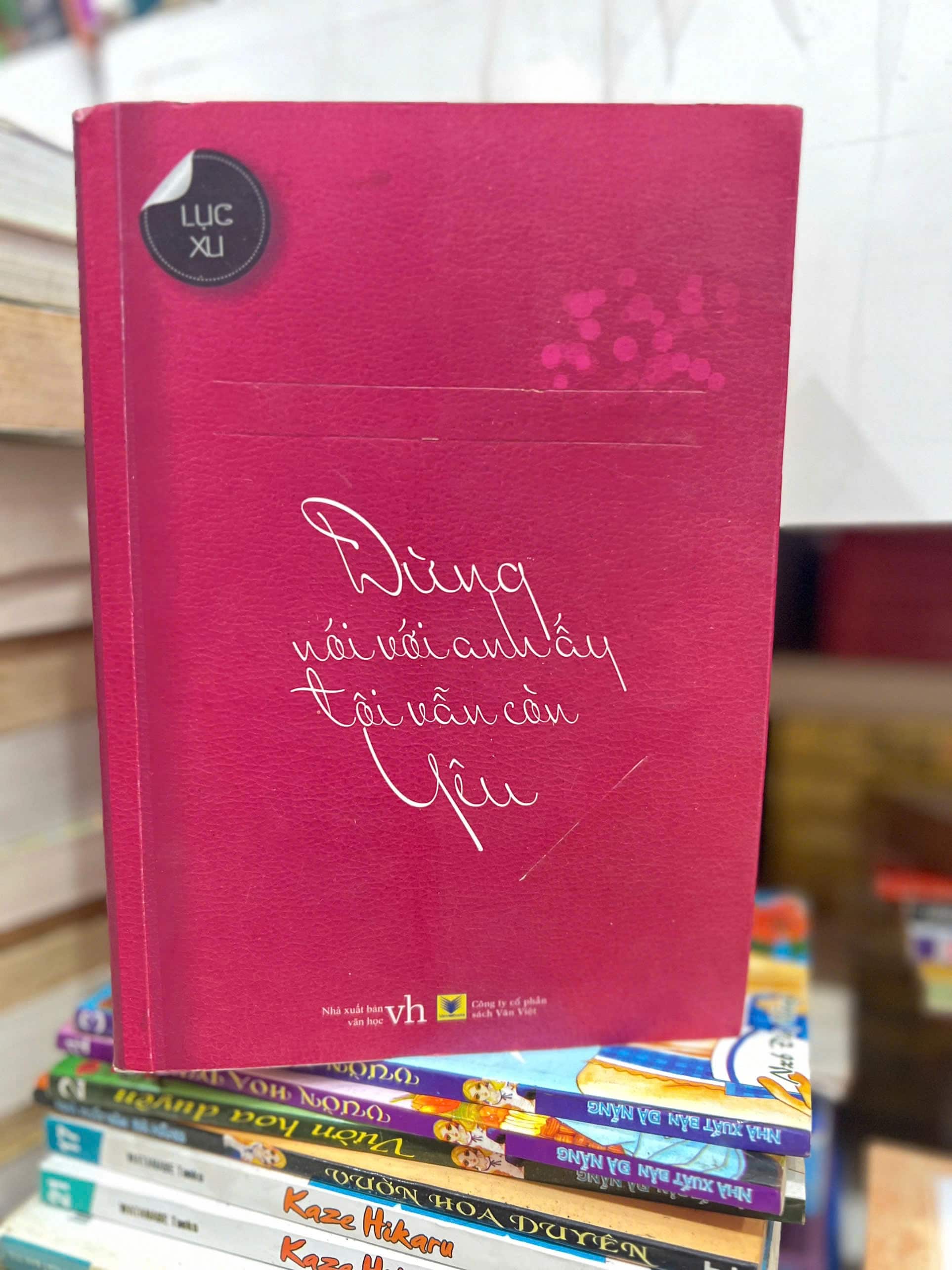 Đừng Nói Với Anh Ấy Tôi Vẫn Còn Yêu - 	 Lục Xu