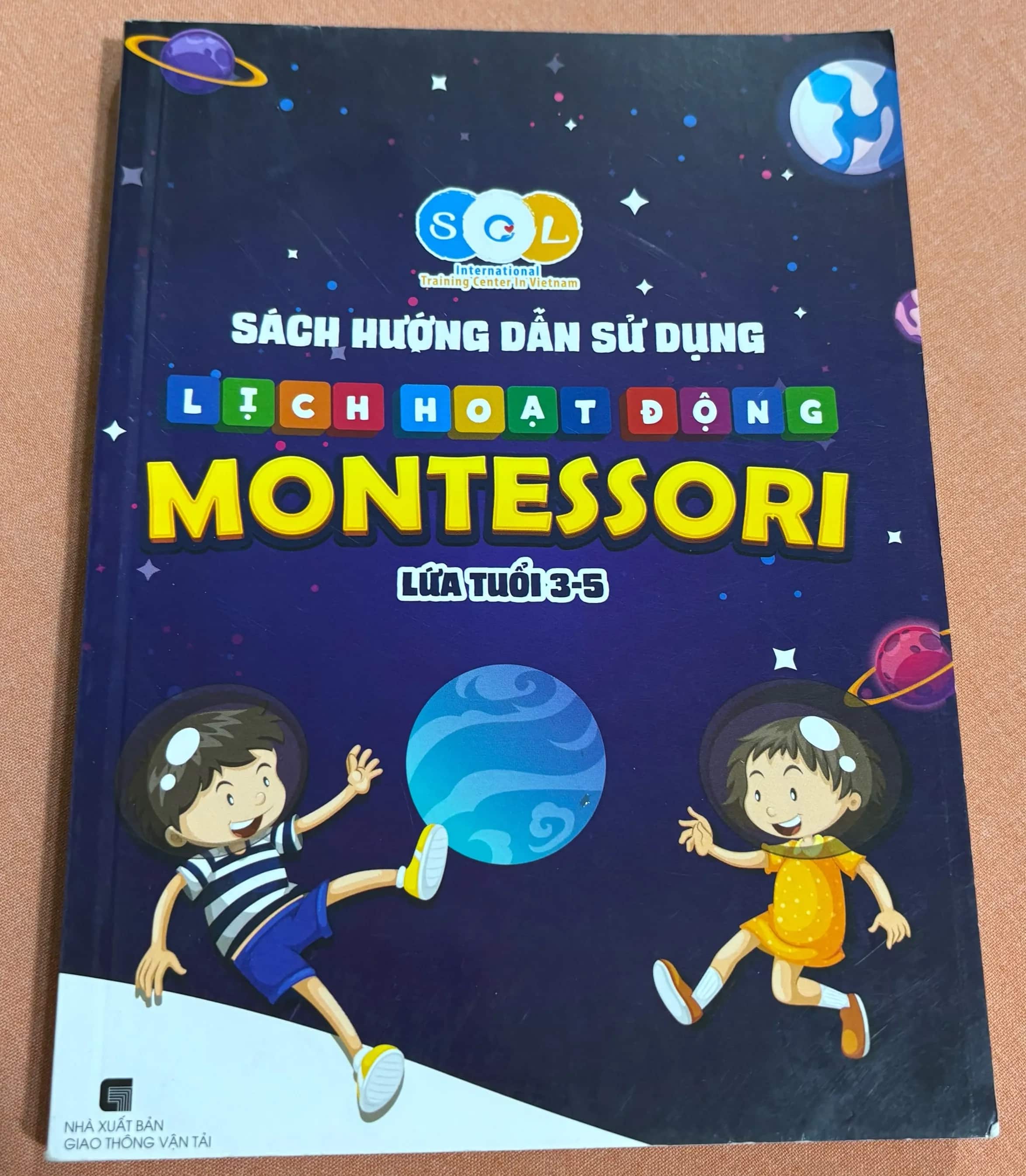 Sách hướng dẫn sử dụng lịch hoạt động Montessori 