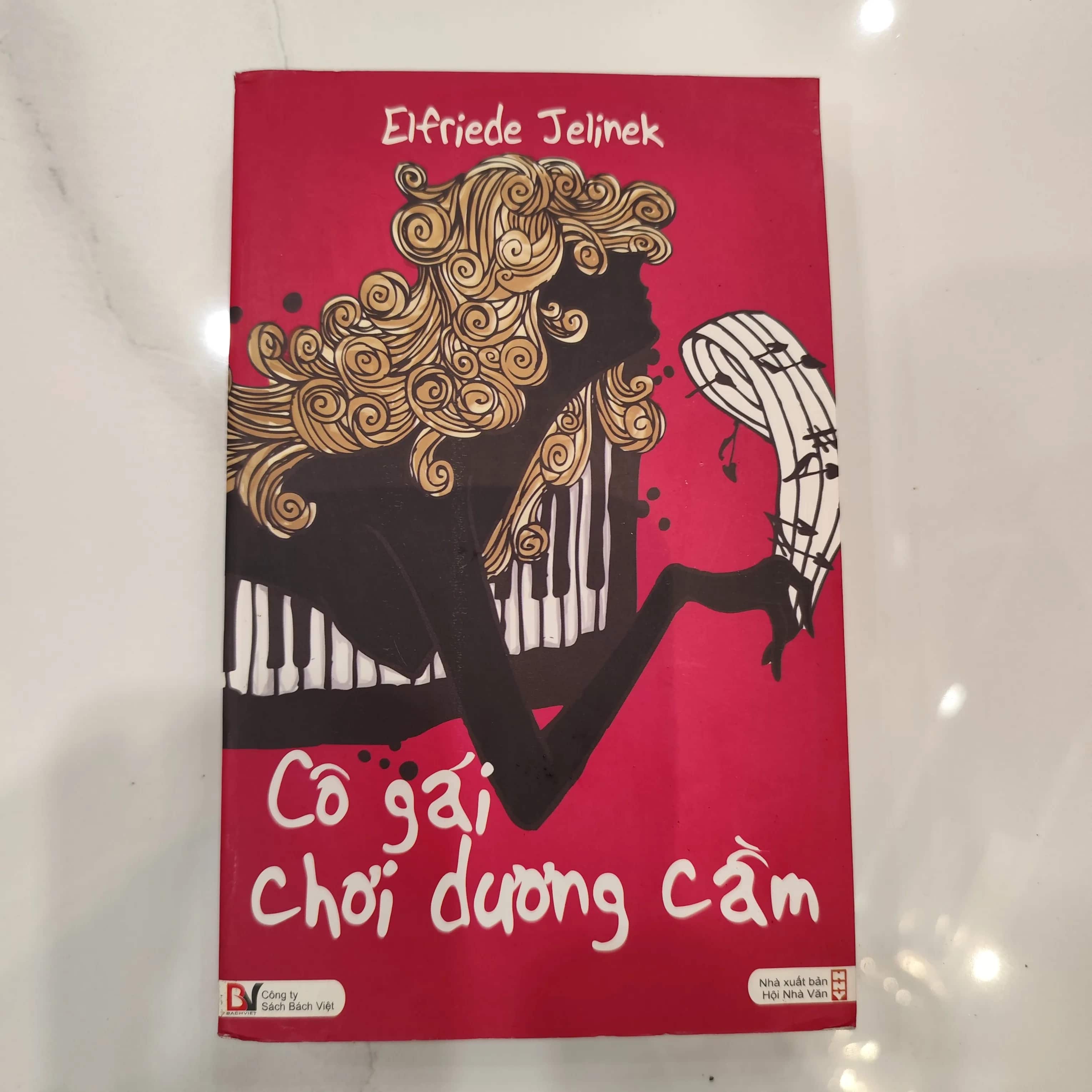 Cô gái chơi dương cầm