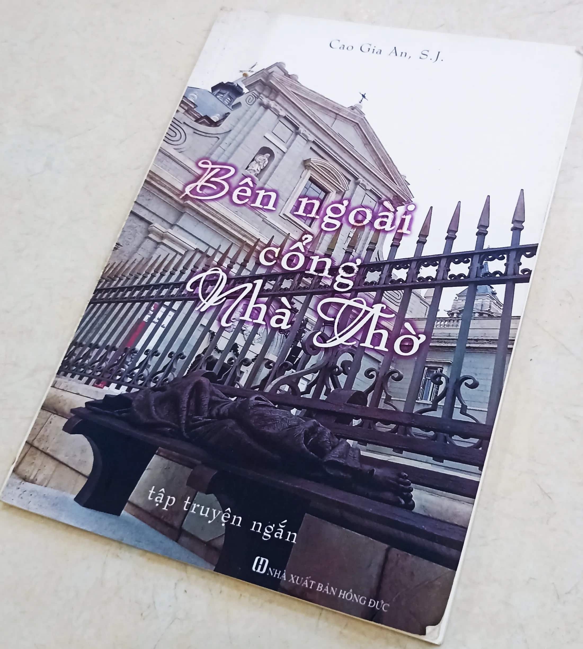 Bên ngoài cổng nhà thờ 