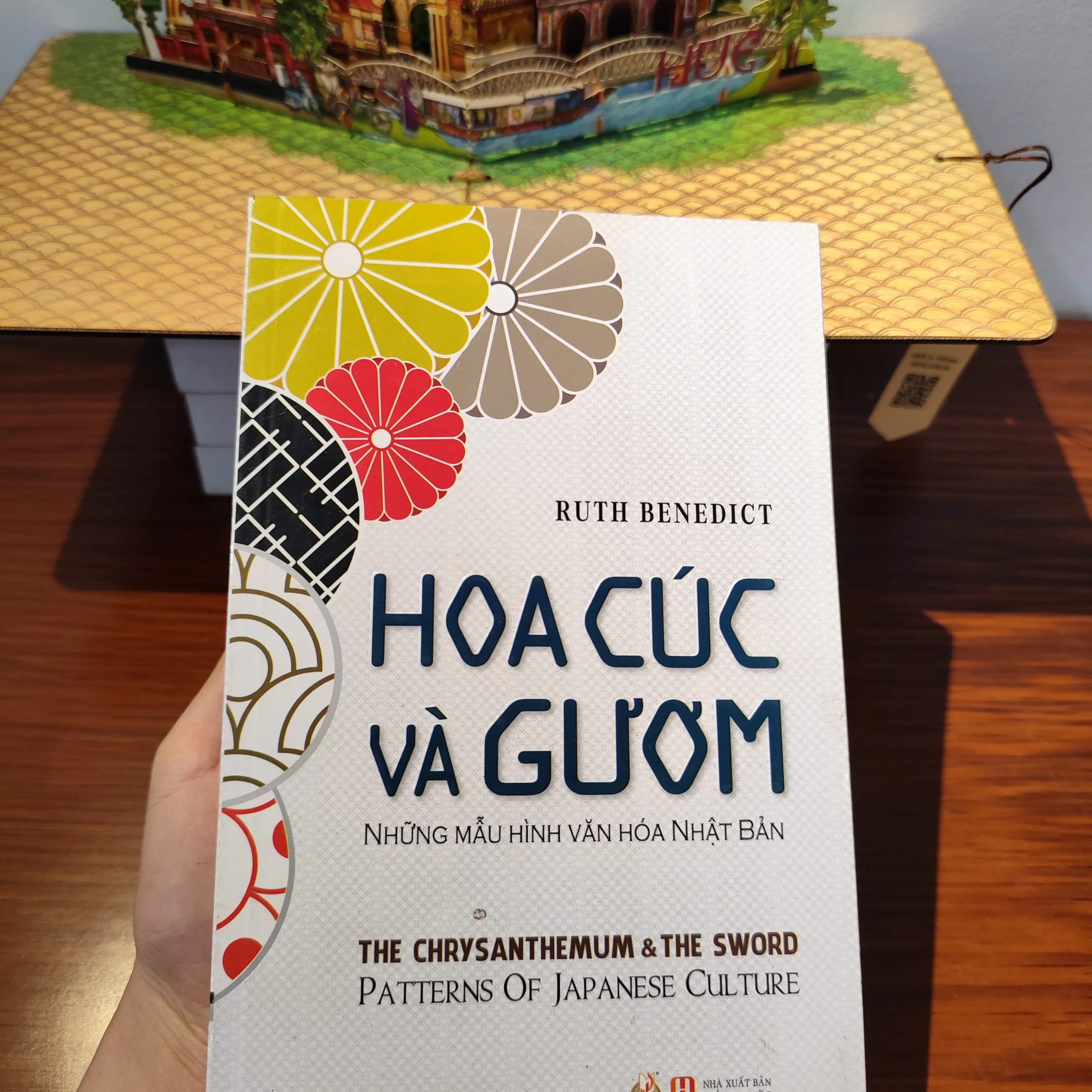 Hoa cúc và gươm