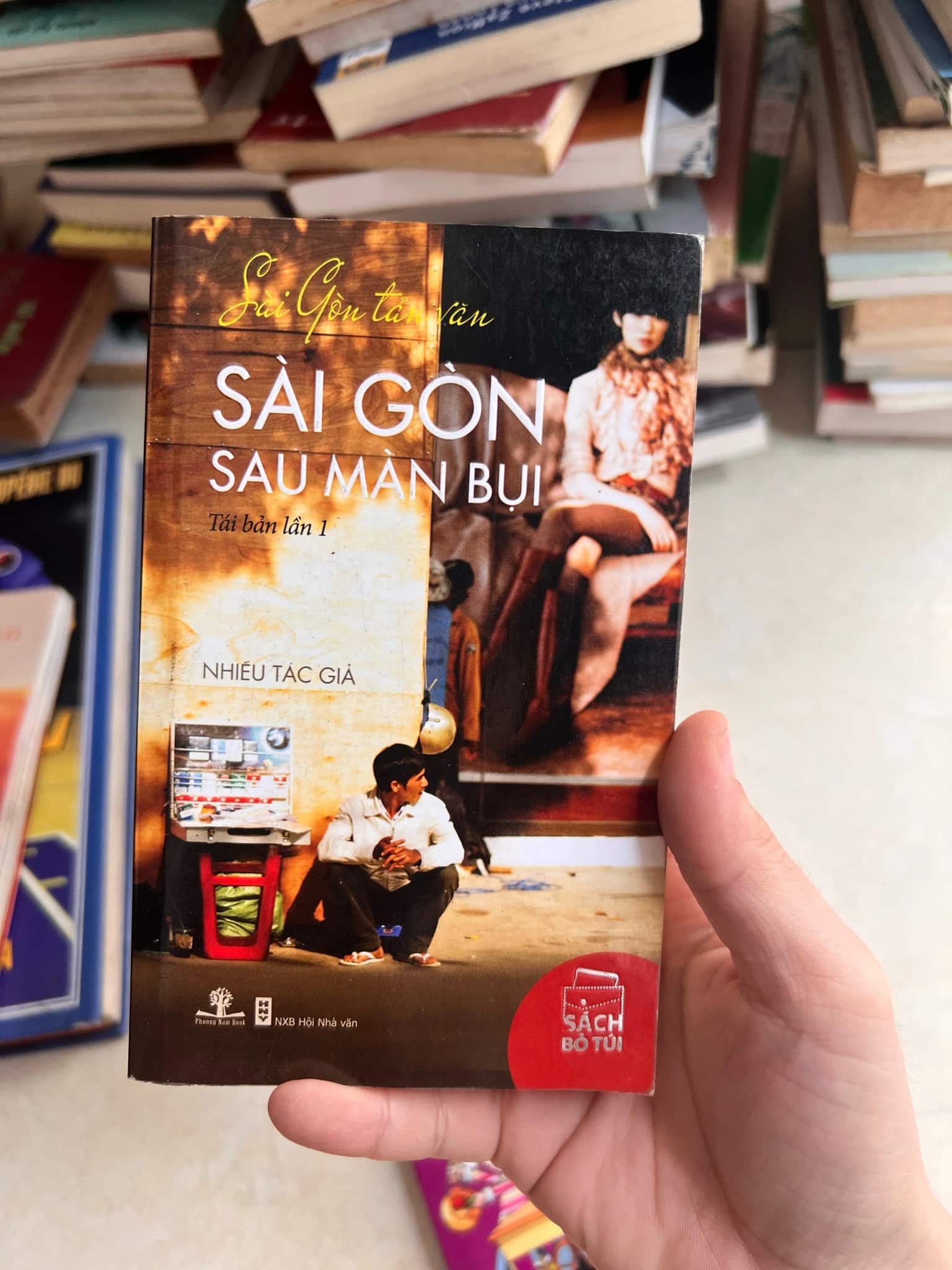 Sài Gòn Tản Văn - Sài Gòn Sau Màn Bụi (NXB Hội Nhà Văn 2011) - Nhiều Tác Giả, 315 Trang