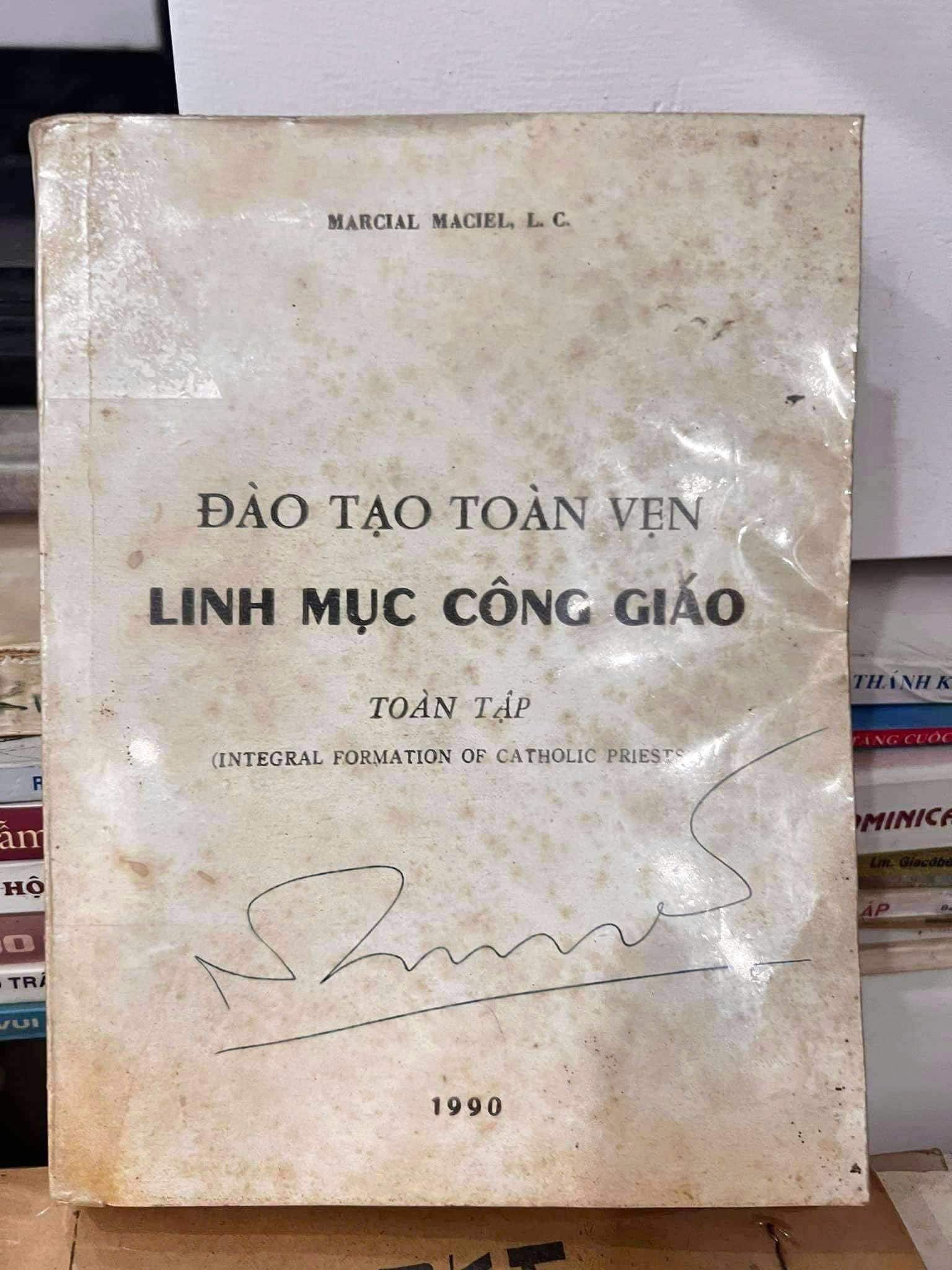 Đào tạo toàn vẹn linh mục Công Giáo