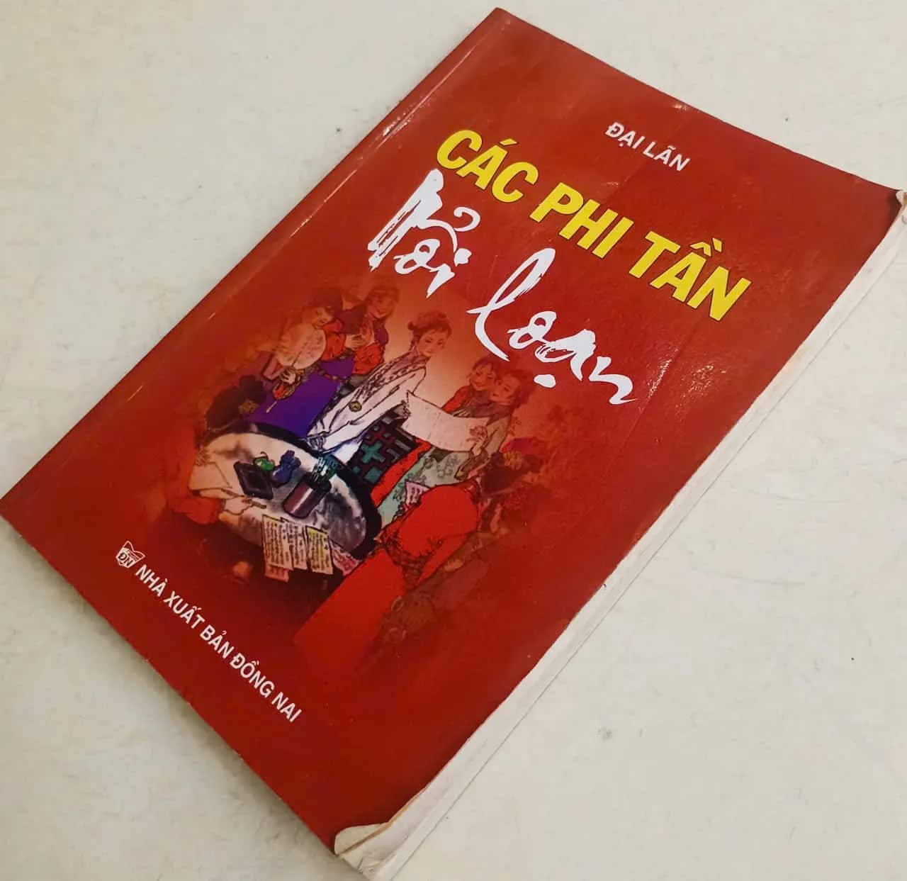 Các phi tần nổi loạn