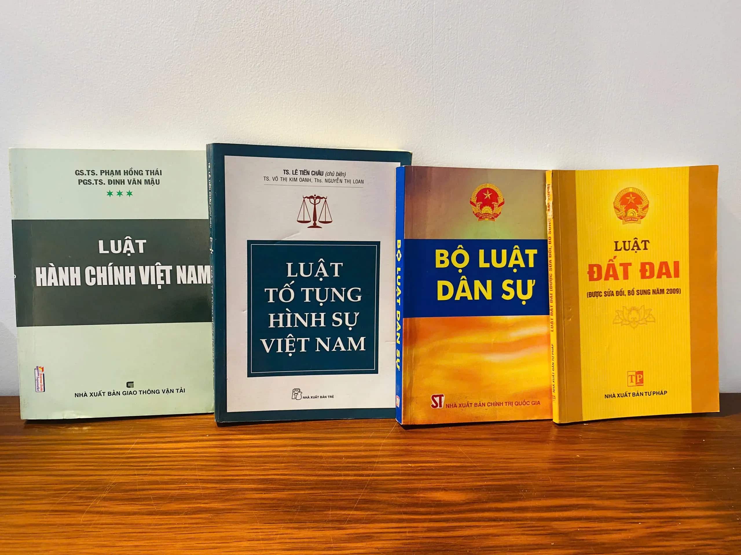 Combo 4 cuốn: Bộ luật dân sự, Luật tố tụng hình sự VN, Luật hành chính VN, Luật đất đai