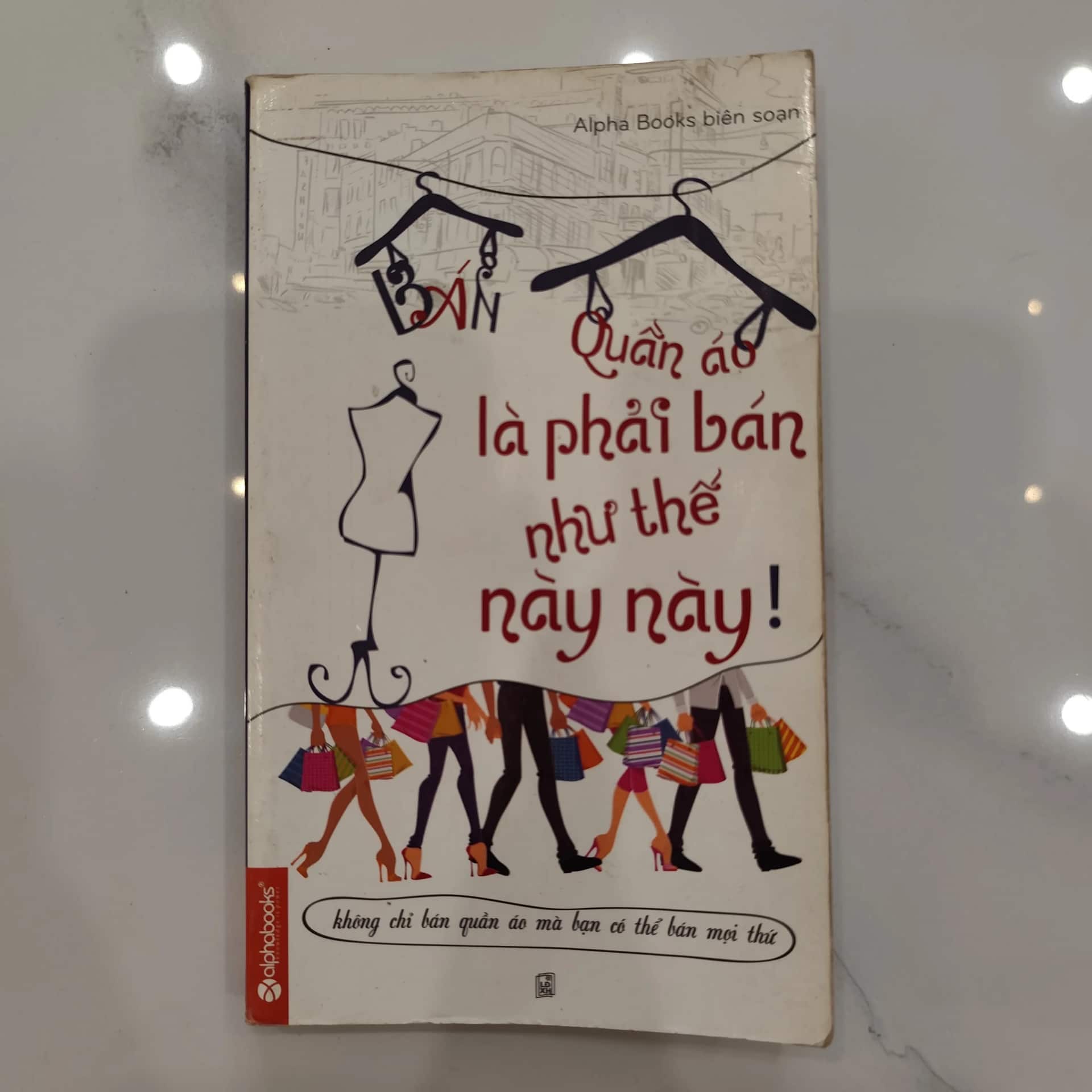 Bán quần áo là phải bán như thế này này