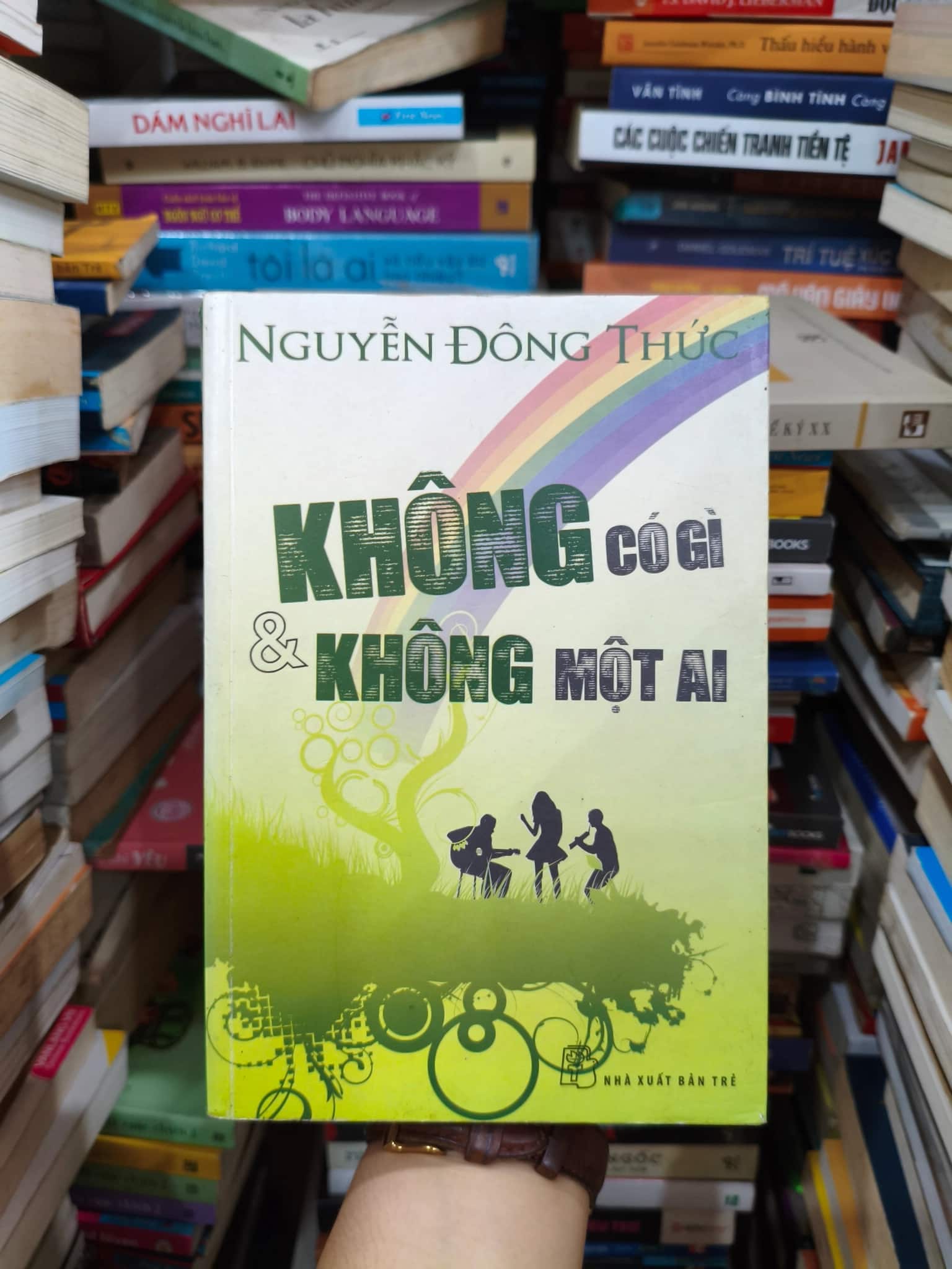 Không có gì và không một ai 