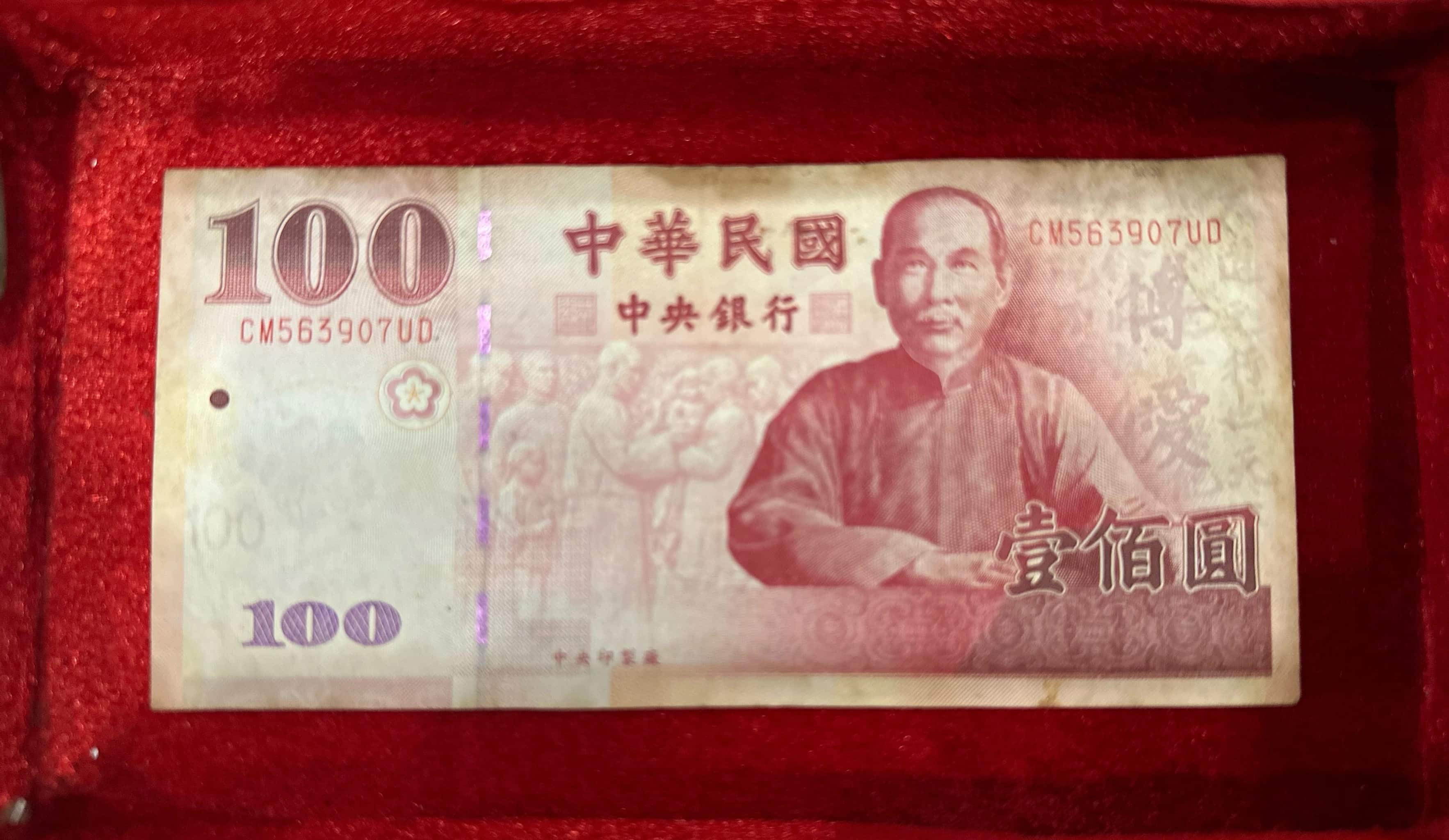 Tờ 100 đài tệ năm 2000 sưu tầm xưa